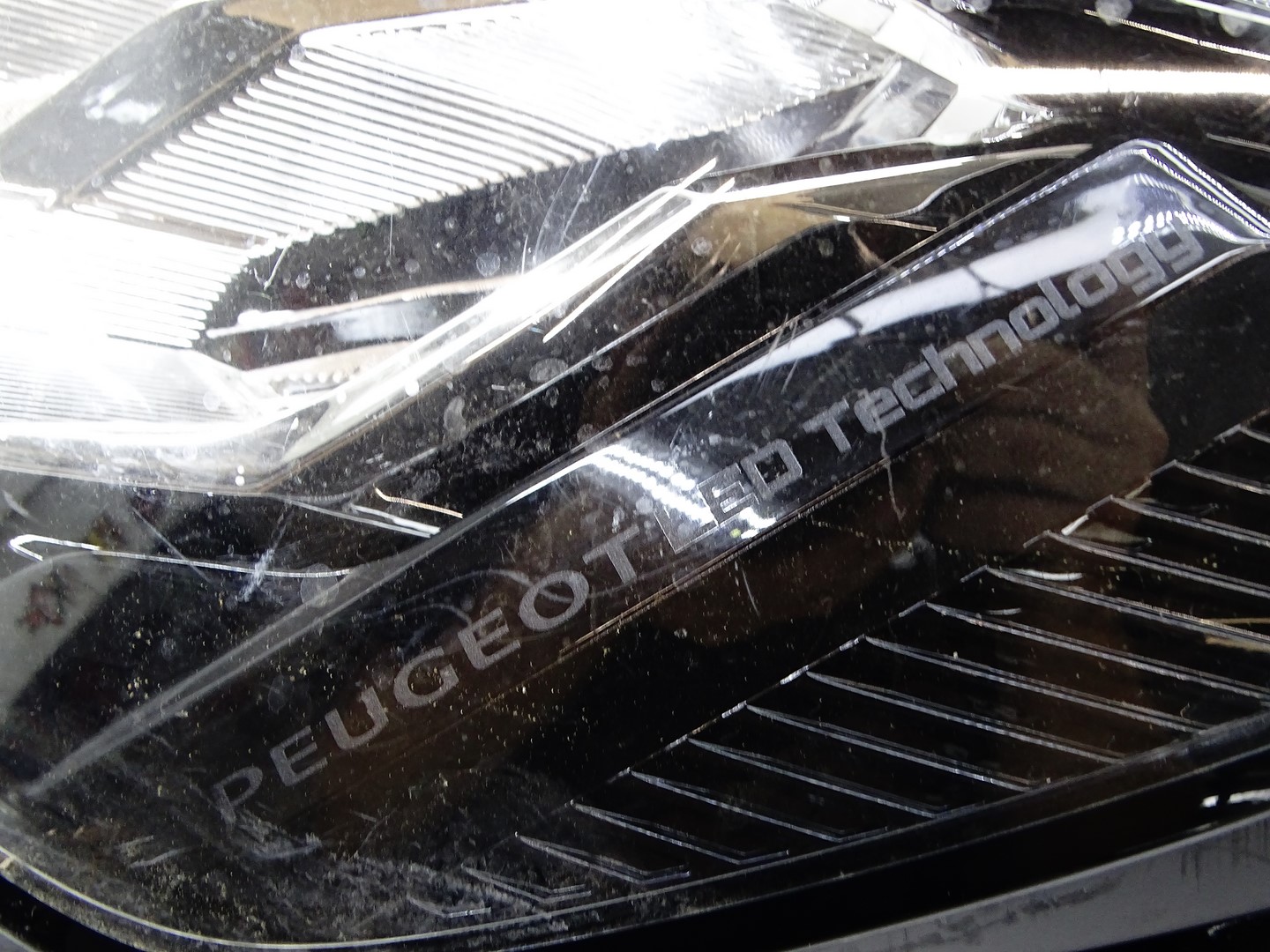 light left front left front LED PEUGEOT E 2008 II 9833036280