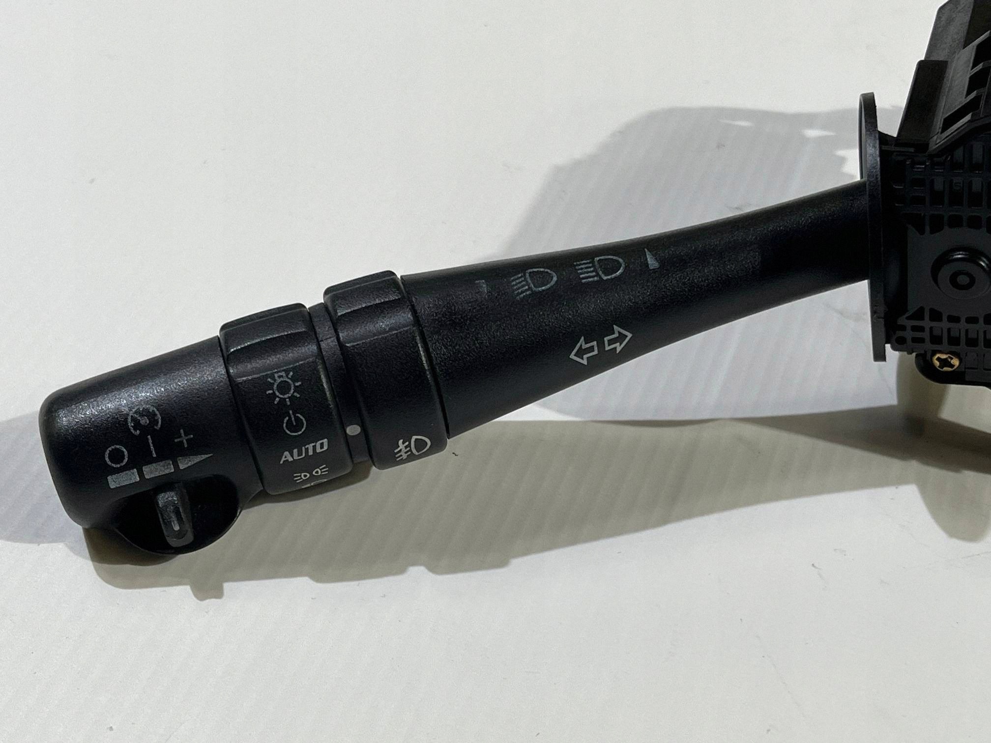 commodo interrupteur commande phares feux indicateurs de direction Chevrolet Corvette C6 2005