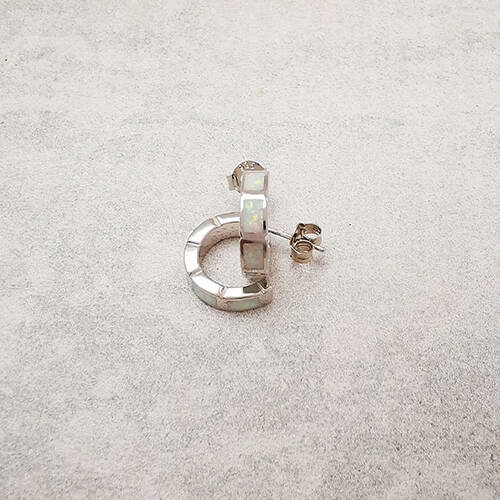 Stříbrné náušnice ve tvaru půlkruhu s opálem