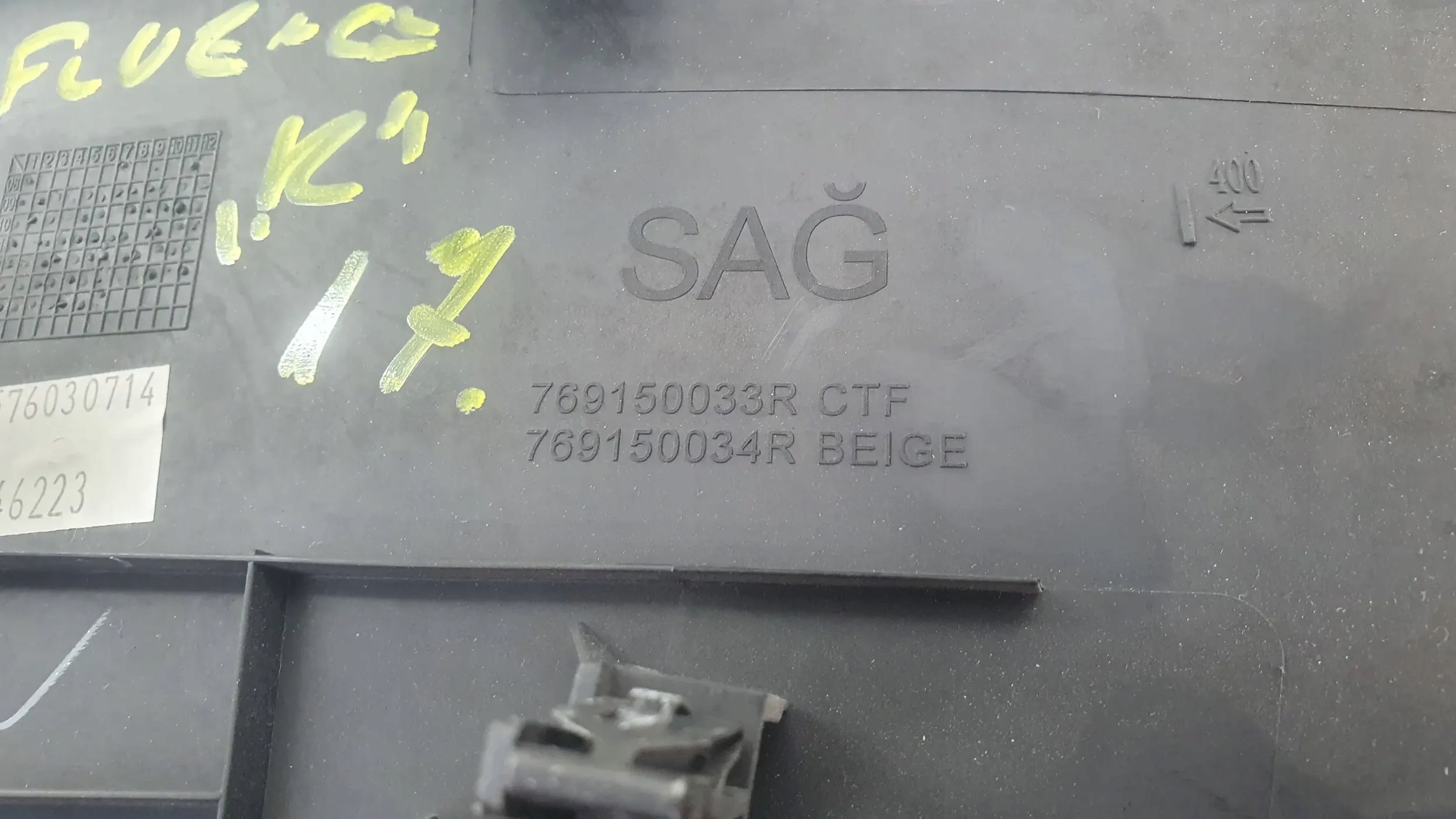 Renault Fluence 769150033r right side slupka B driver´s