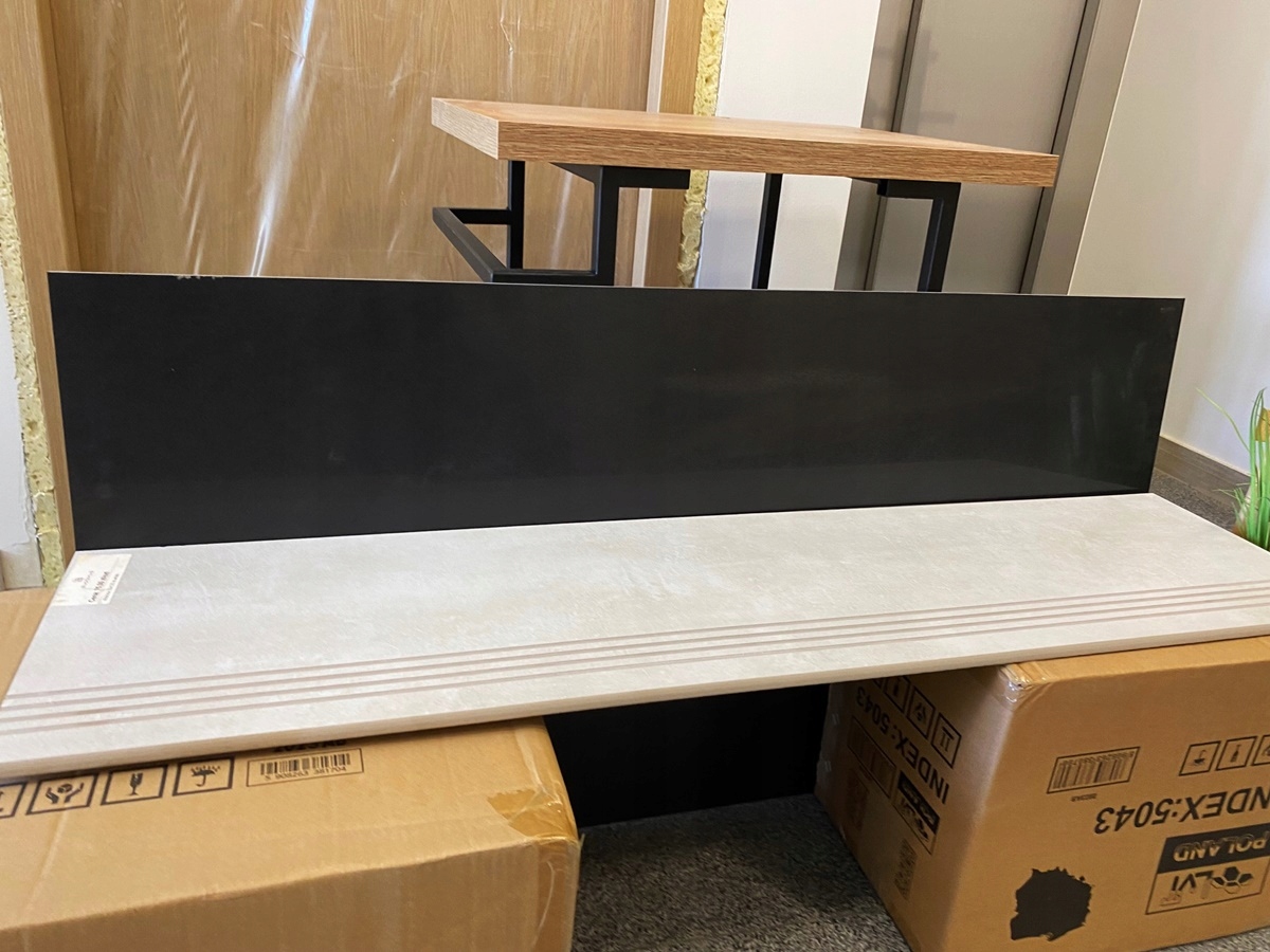 stopnice gres 30x120 + czarne podstopnice Typ gres