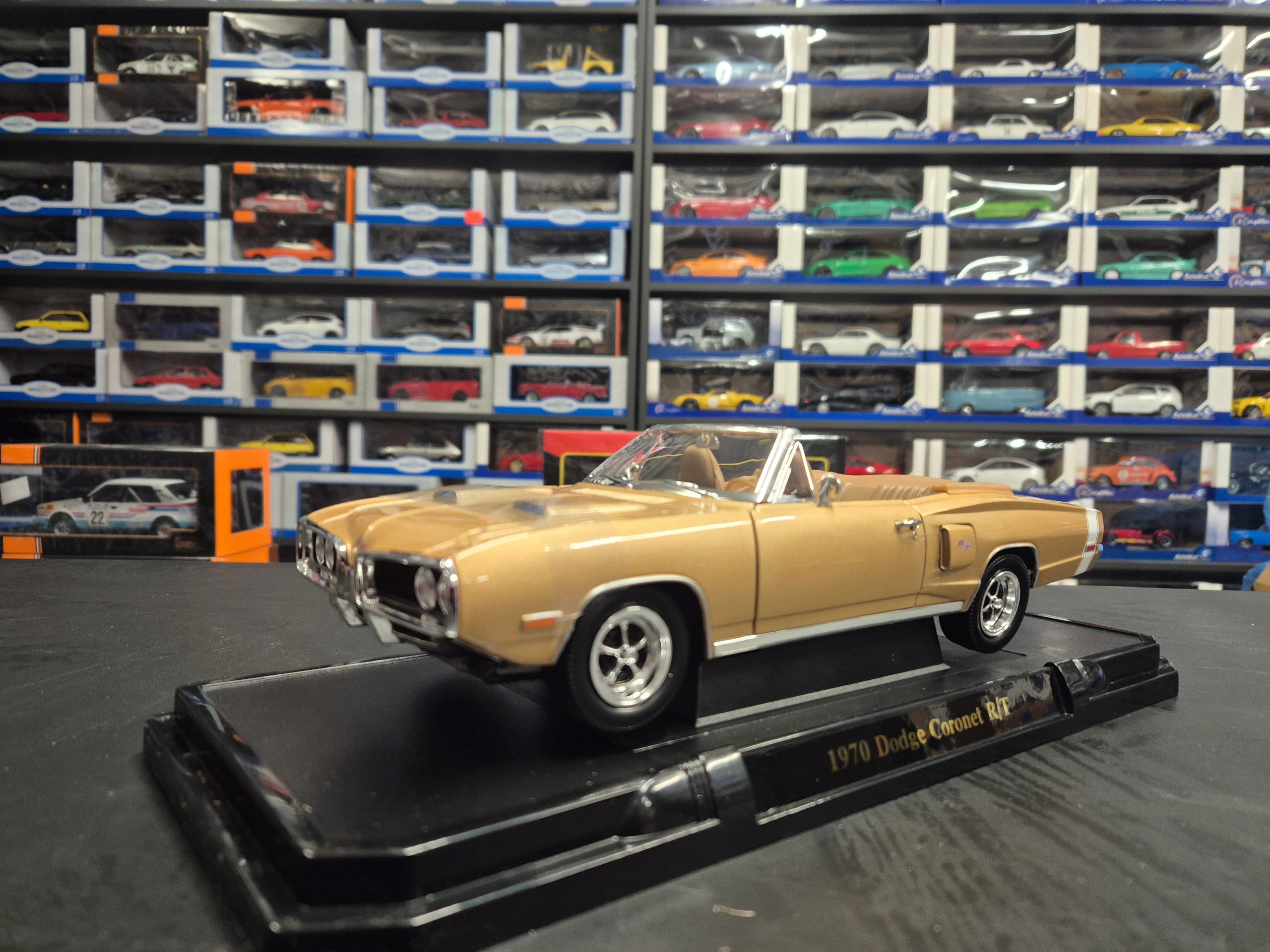 DODGE CORONET R/T ZŁOTY 1/18 ROAD SIGNATURE LDC 92548 Stan opakowania oryginalne