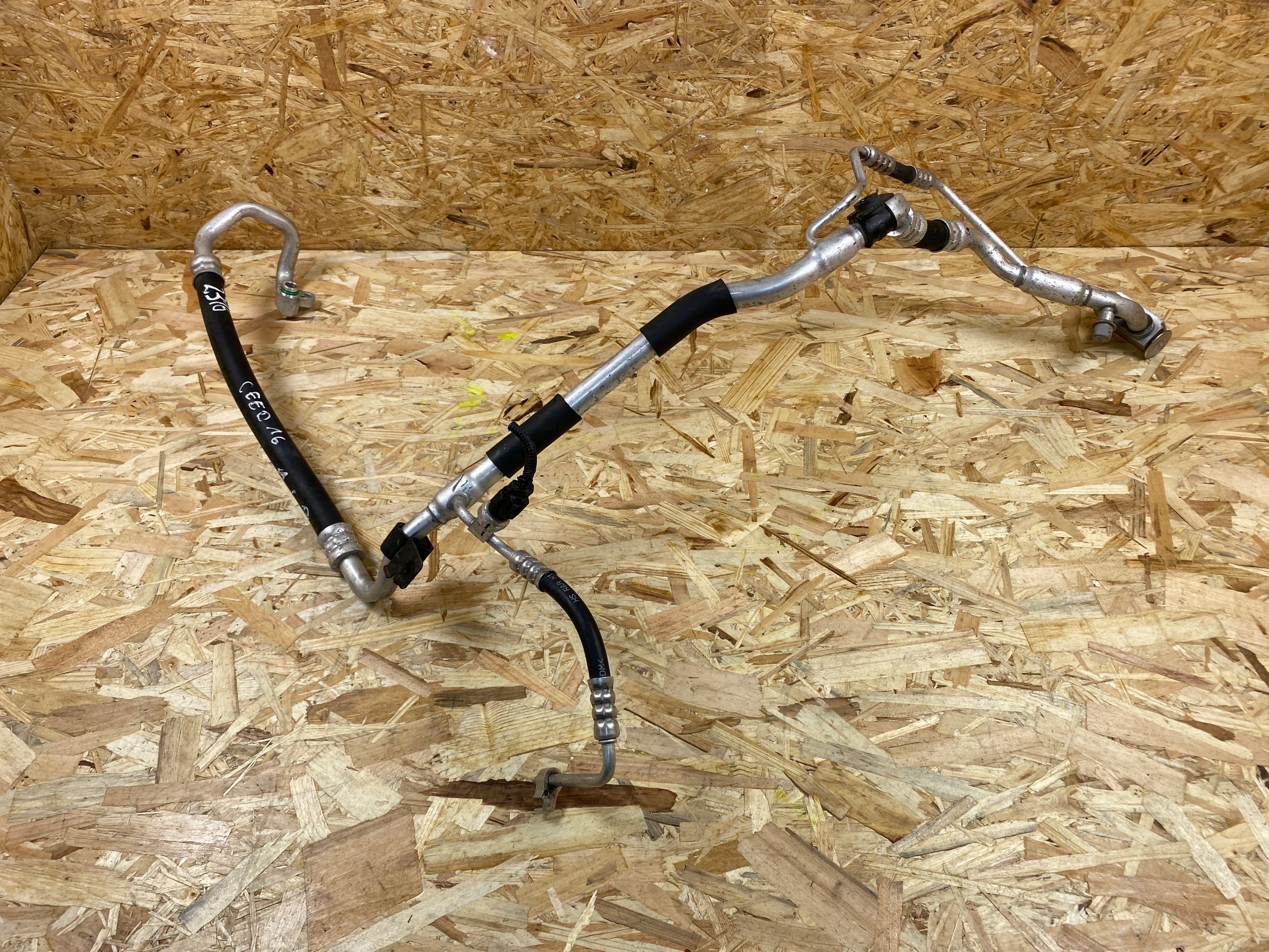 ШЛАНГ КОНДИЦІОНЕРА KIA CEED II LIFT 2015-