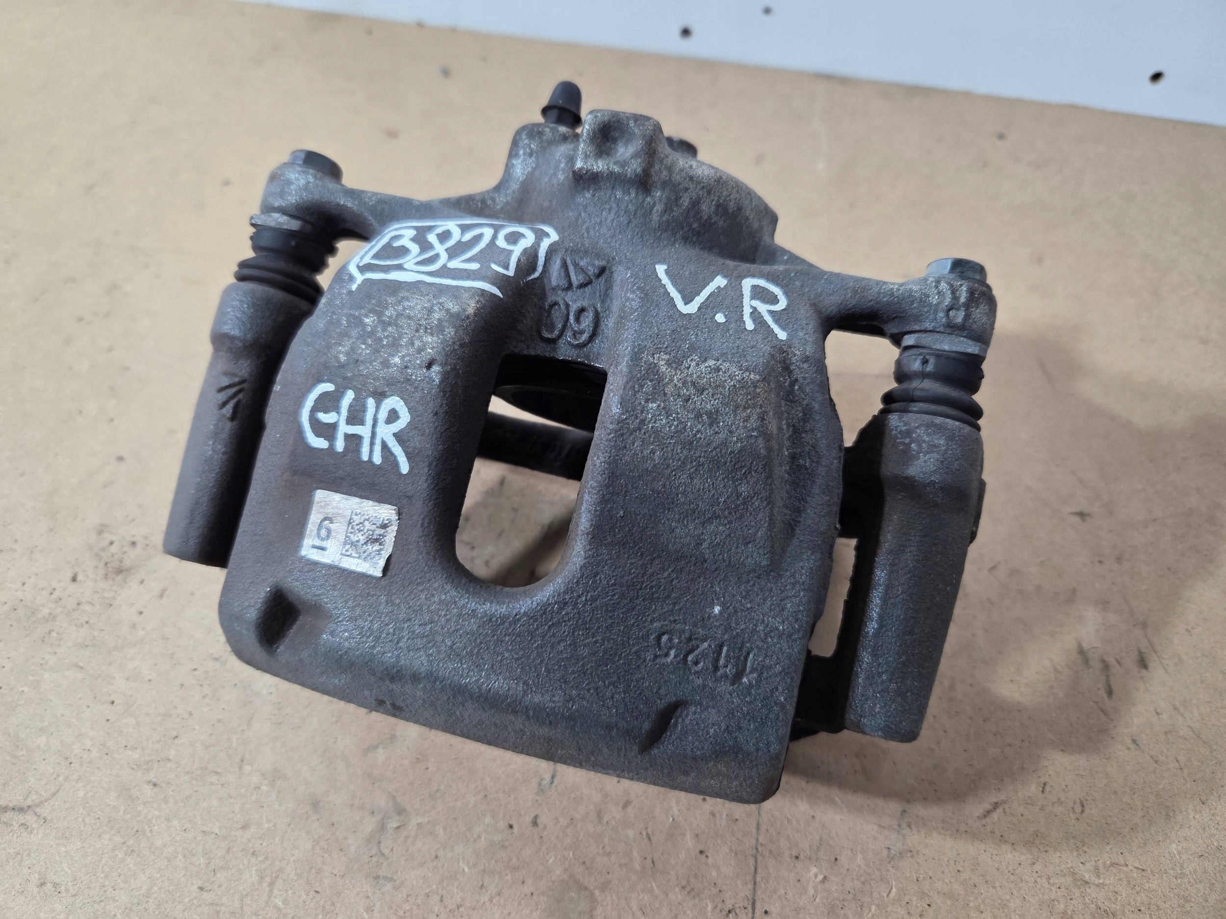 Toyota C-HR and caliper brake front right (B829)