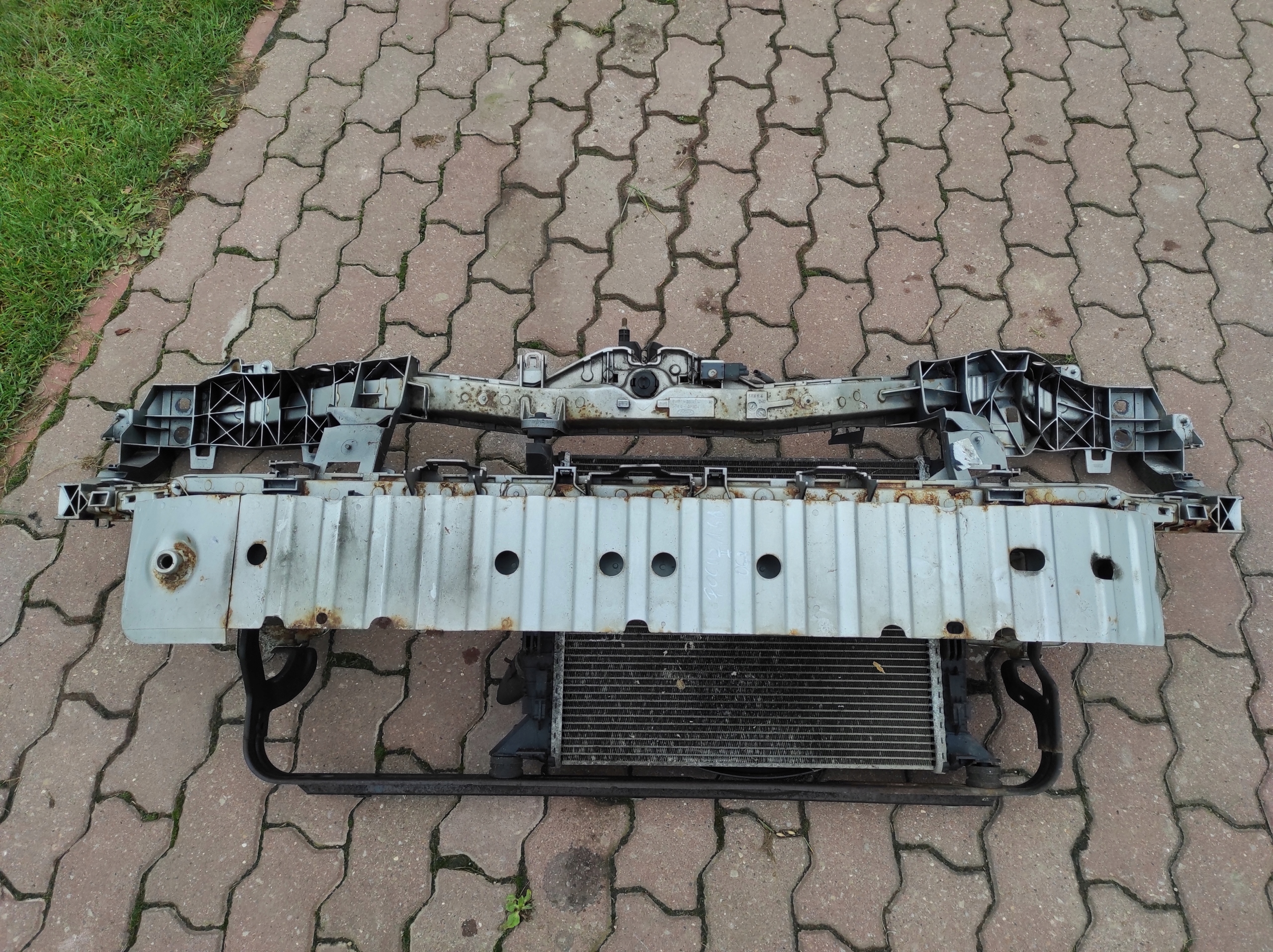 wzmocnienie Pas przedni chłodnice FORD FOCUS MK2