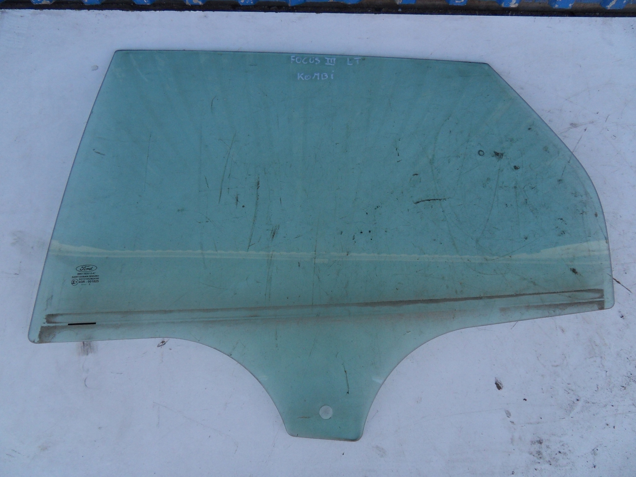 13 BM51-N25713-A - FORD FOCUS MK3 III 10-14 СТЕКЛО ЗАДНЕЕ ЛЕВОЕ УНИВЕРСАЛ 2013