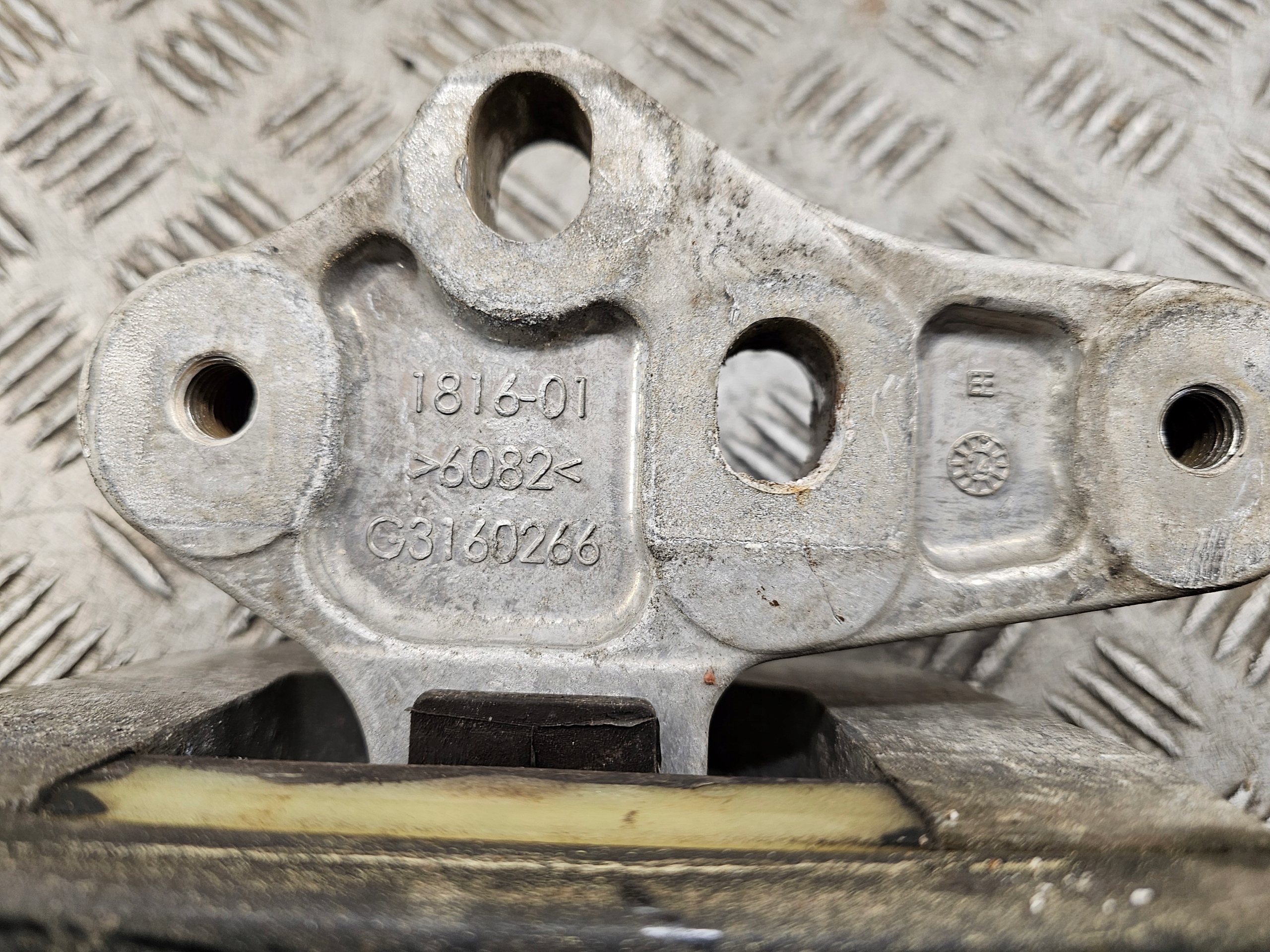 Ford OE BK21-7M124-BA gearbox mounting holder gearbox mounting