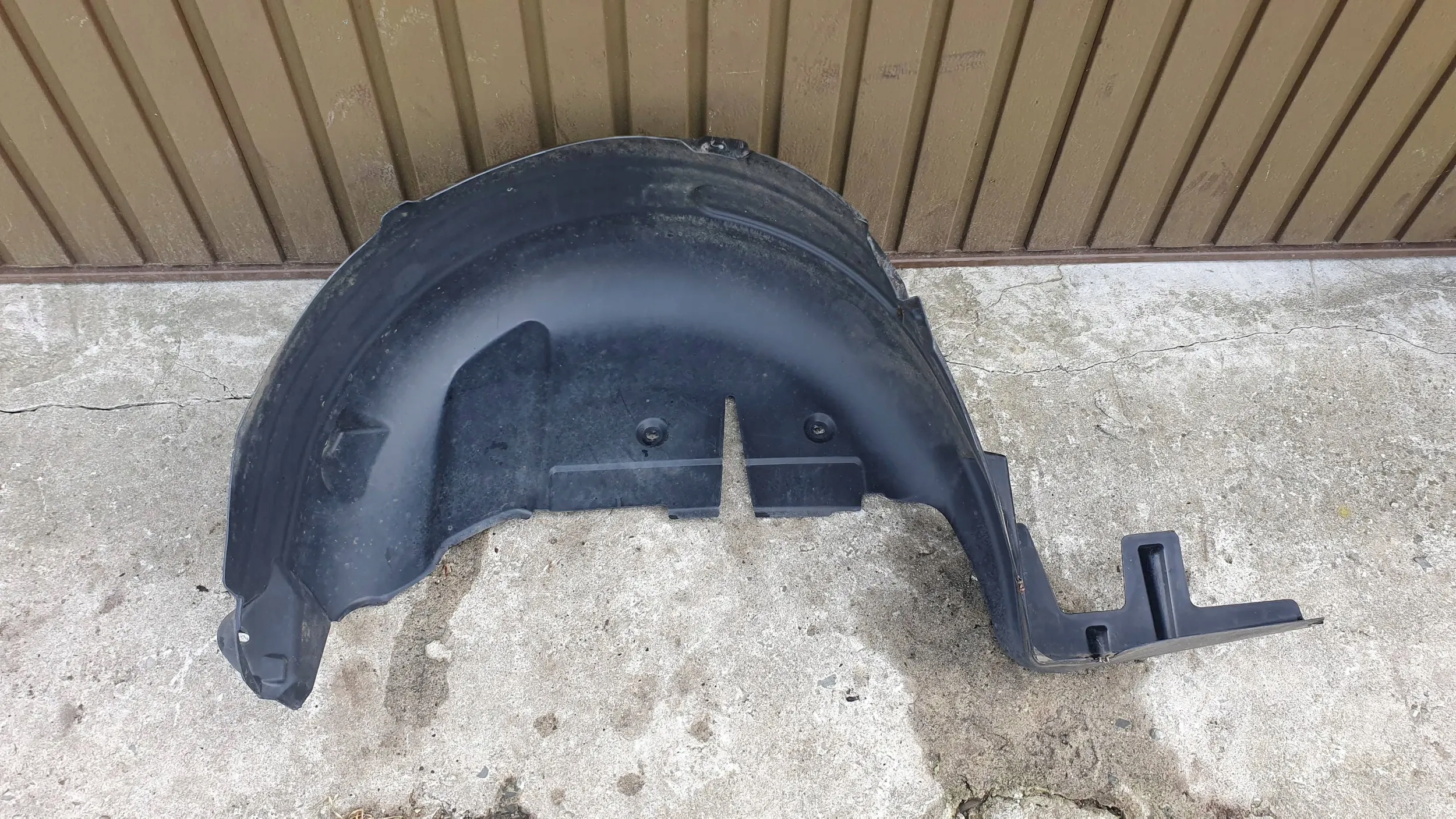 Renault Fluence Lift 12- mudguard left rear. rear part