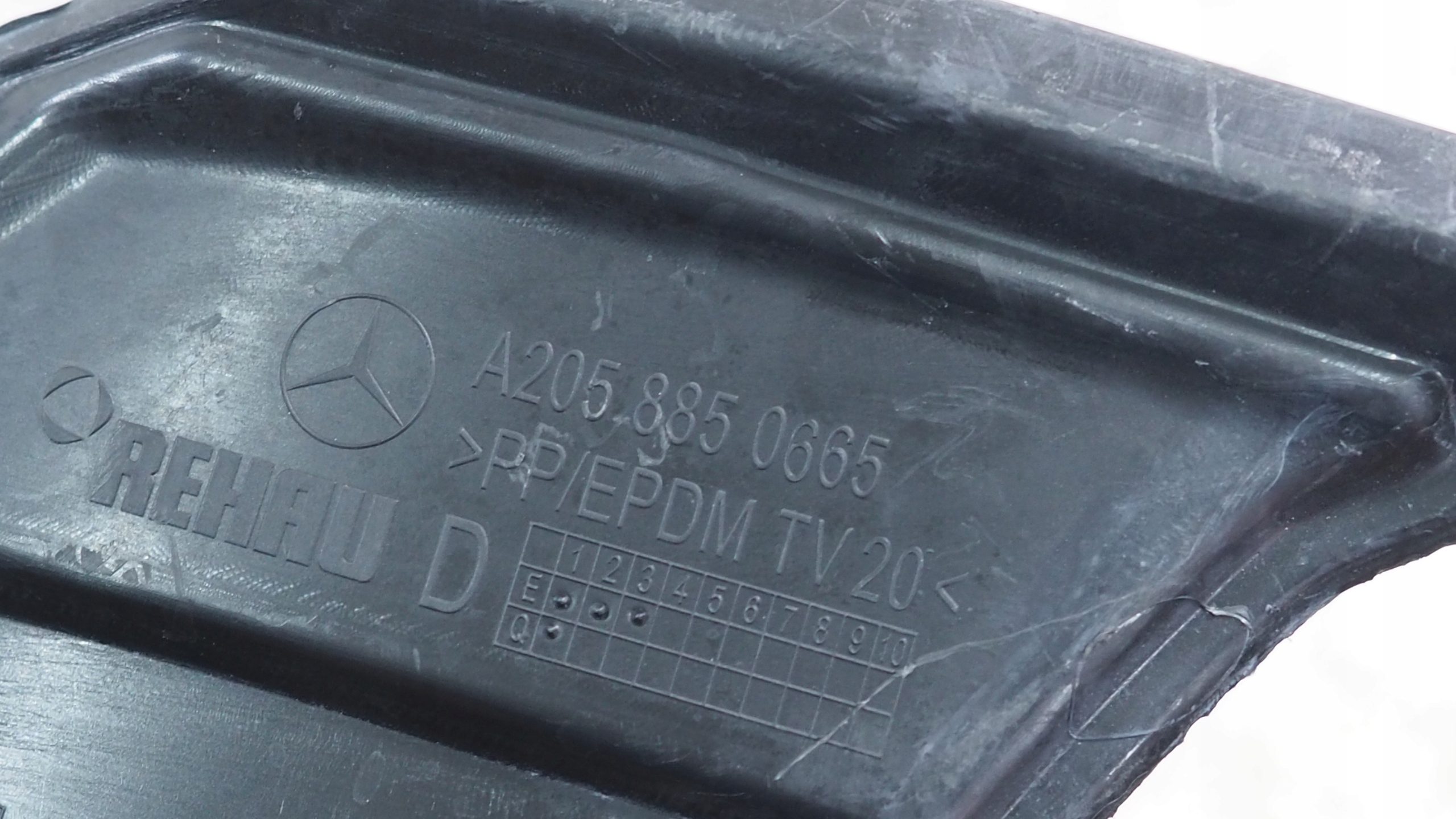 Mercedes C Klasa W205 bumper bracket right front A2058850665
