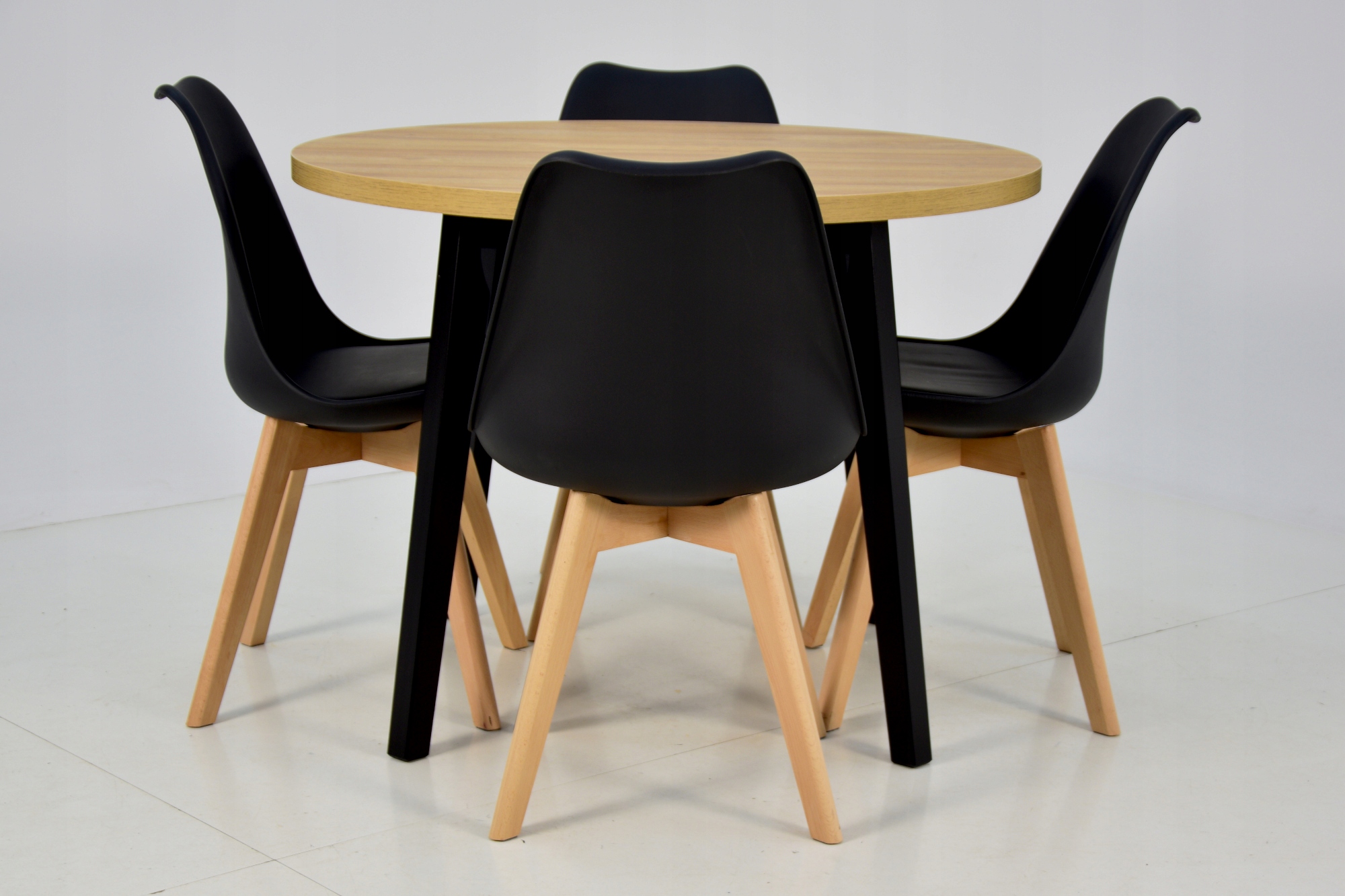 4 скандинавских стула + круглый стол 100 см. Материал дерево