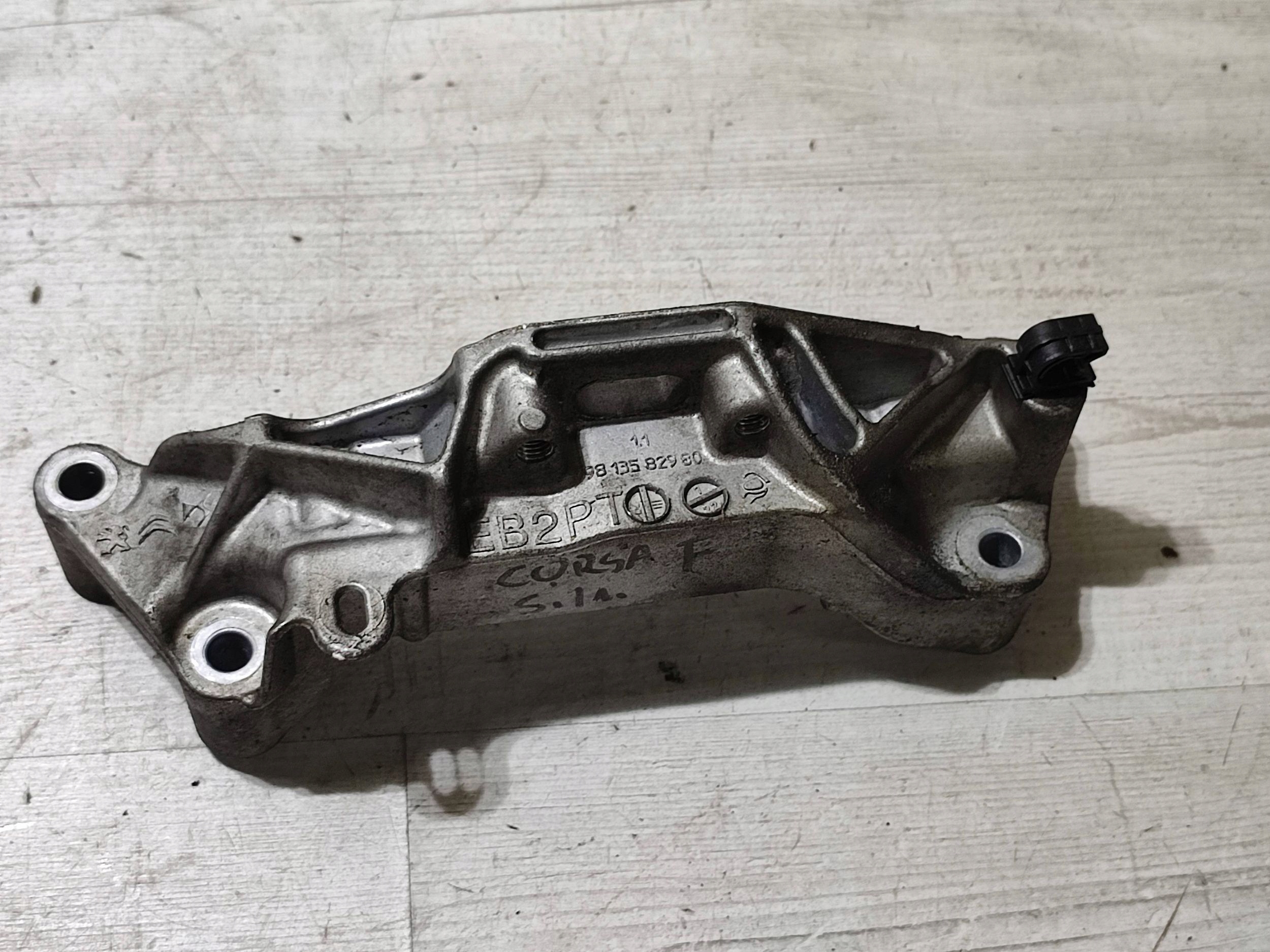 Opel Corsa F 2022 console engine mount