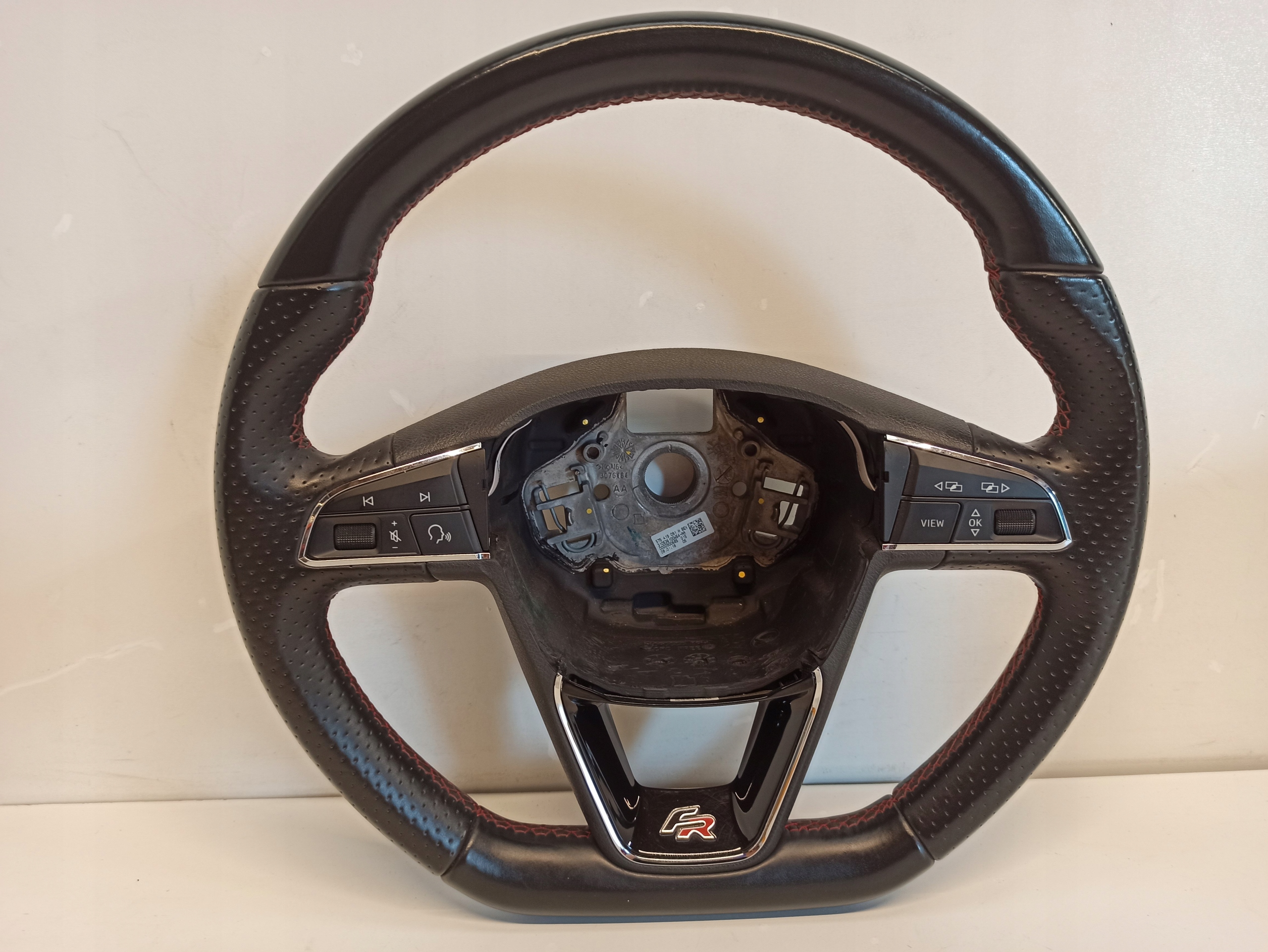 575419019H - SEAT LEON III FR РУЛЕВОЕ КОЛЕСО КОЖА КРАСНАЯ НИТЬ