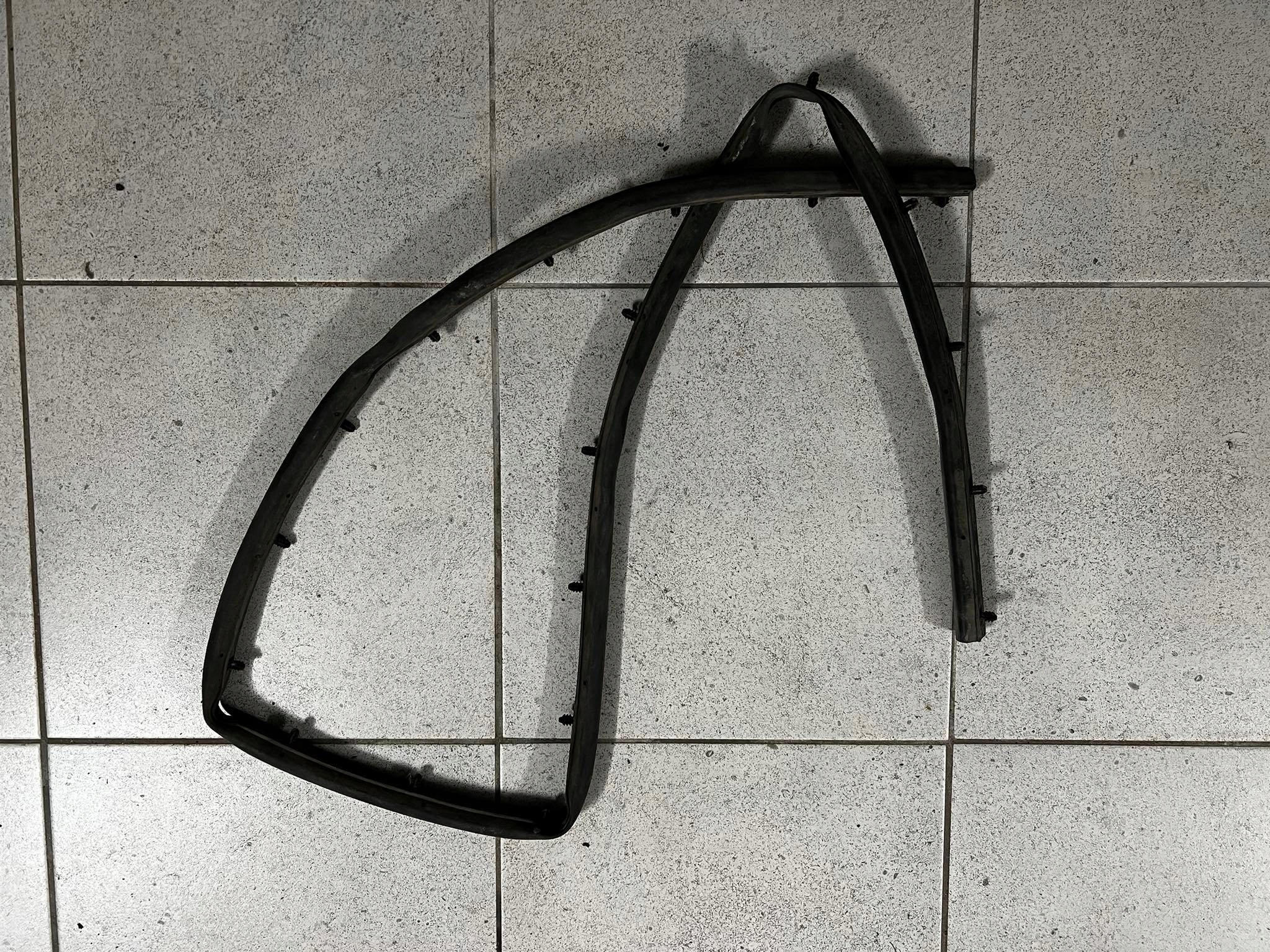 682447999AA - Гумовий ущільнювач капота Jeep Compas Compass II Origin