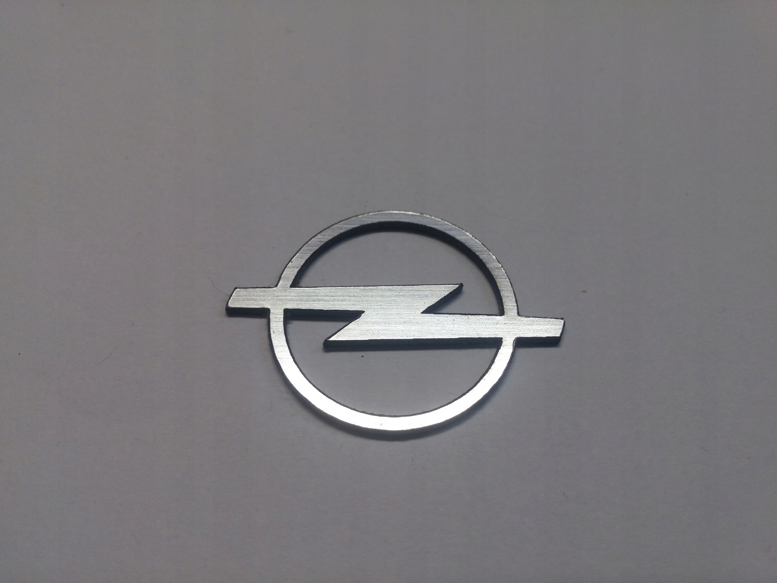 

Opel naklejka emblemat 60 x 48 mm*SREBRNA