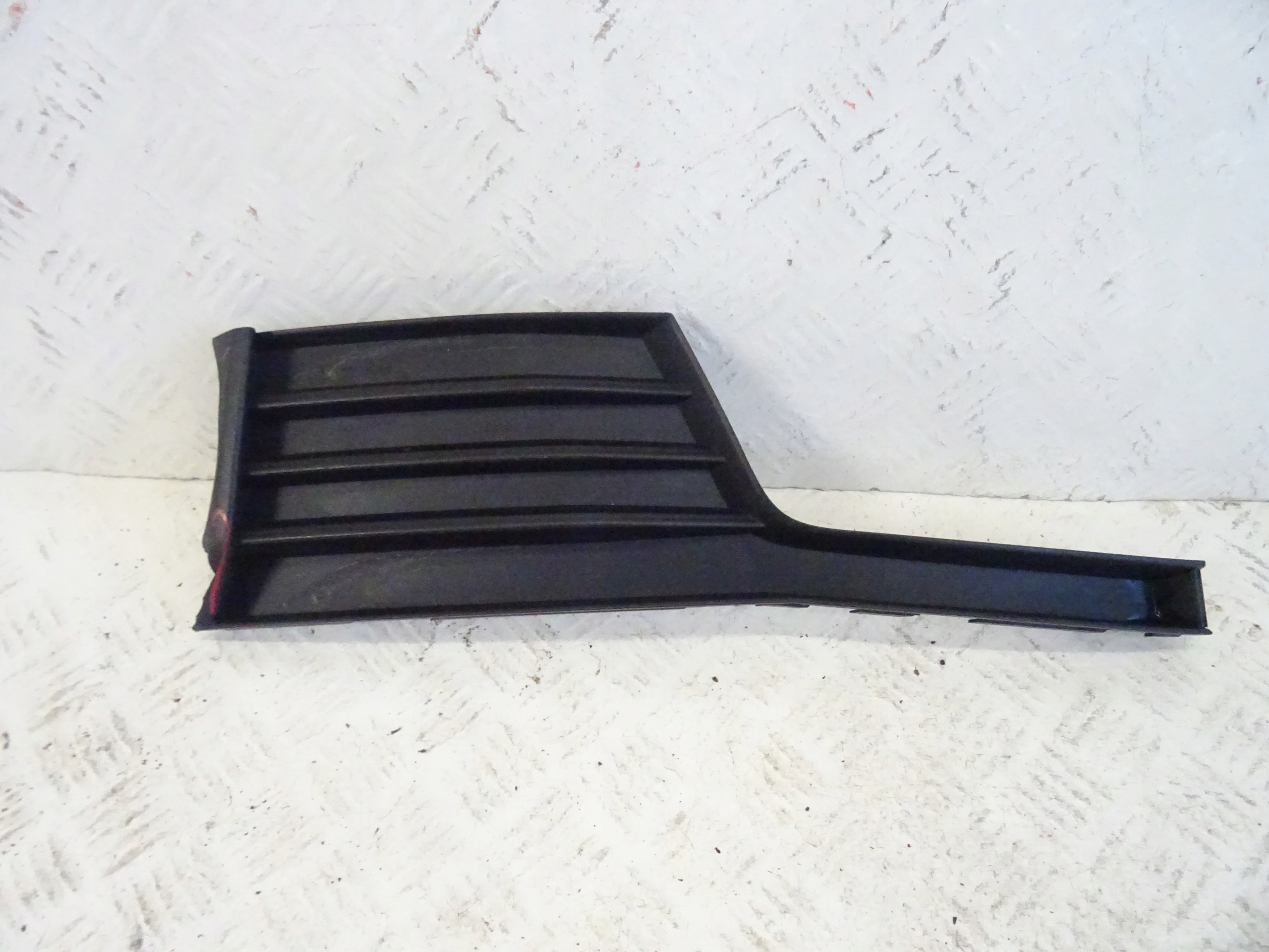 grid of a bumper front front right AUDI A3 8V LIFT 8V3807682M