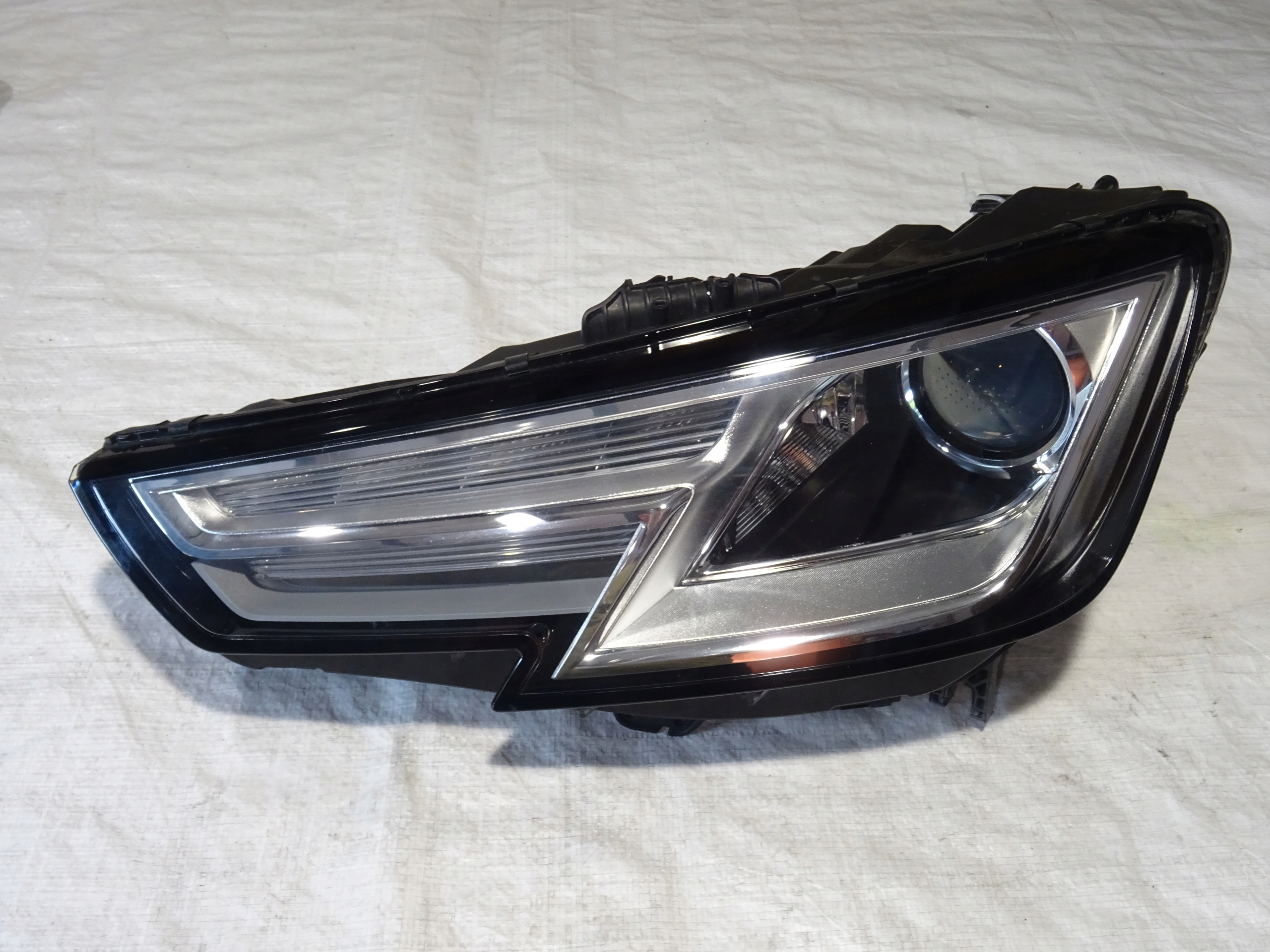 фара левая Audi A4 B9 8W0 ксенон led 8W0941043 европа