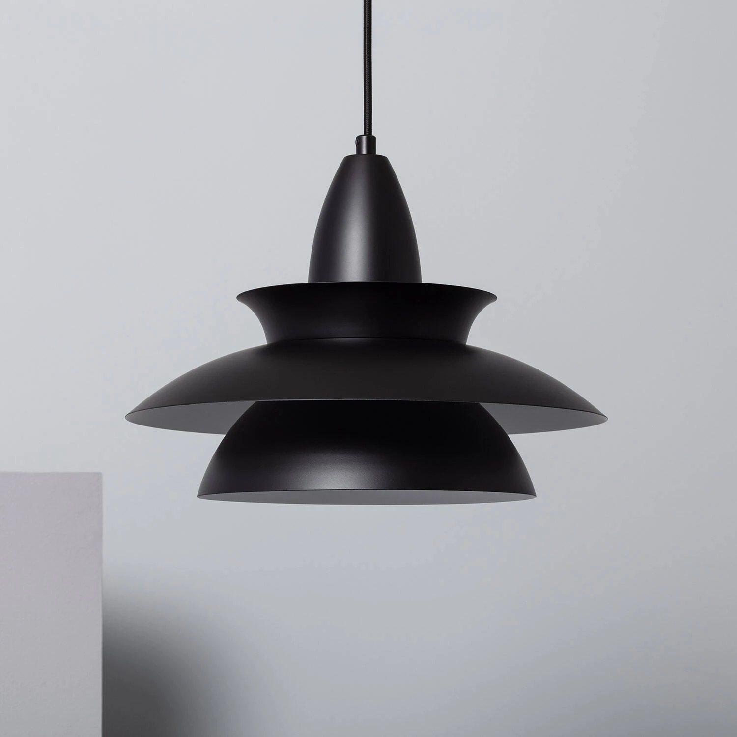 Závěsná kovová lampa Ballnew