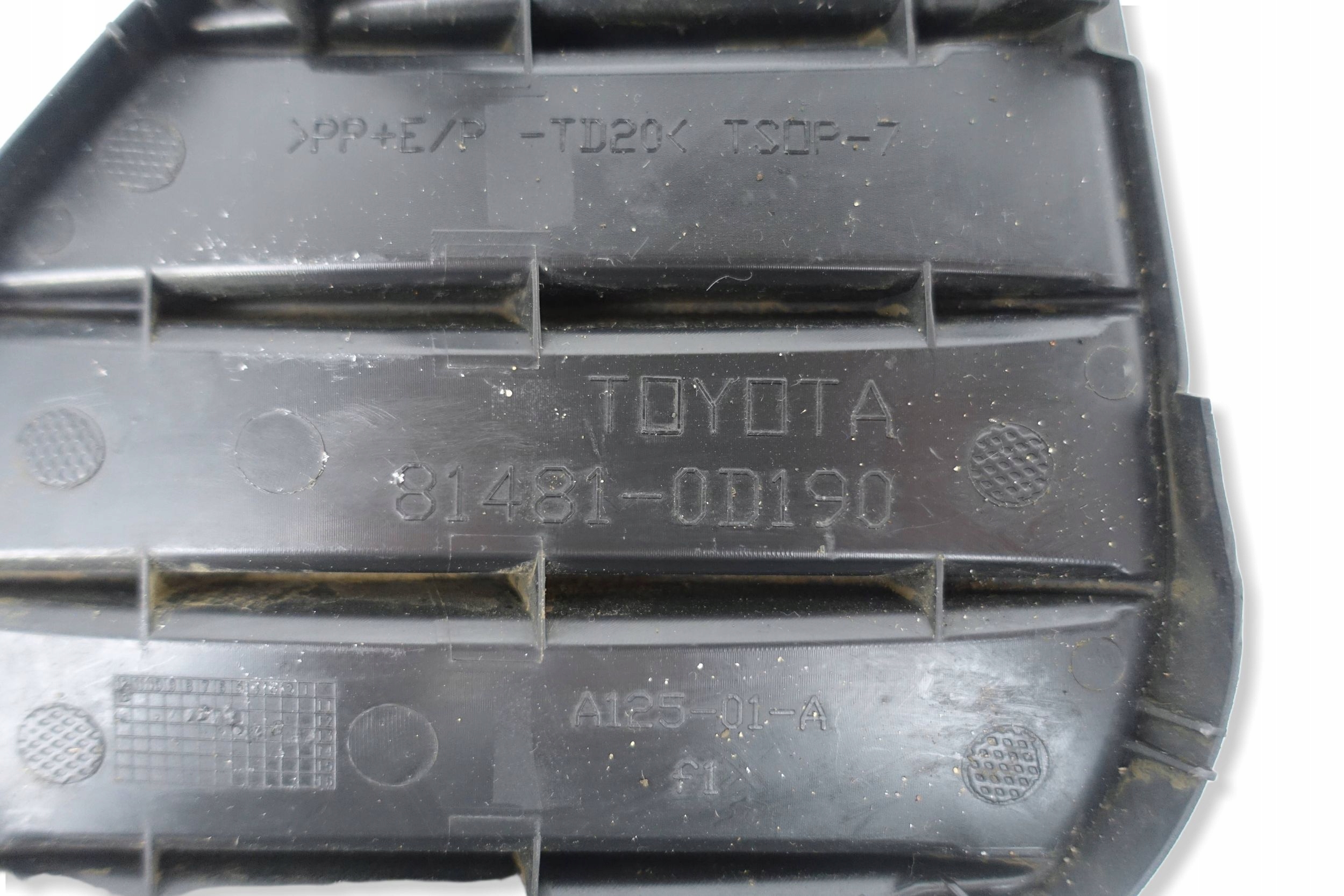 grid of a bumper right front right front TOYOTA YARIS III P3 2011-2014