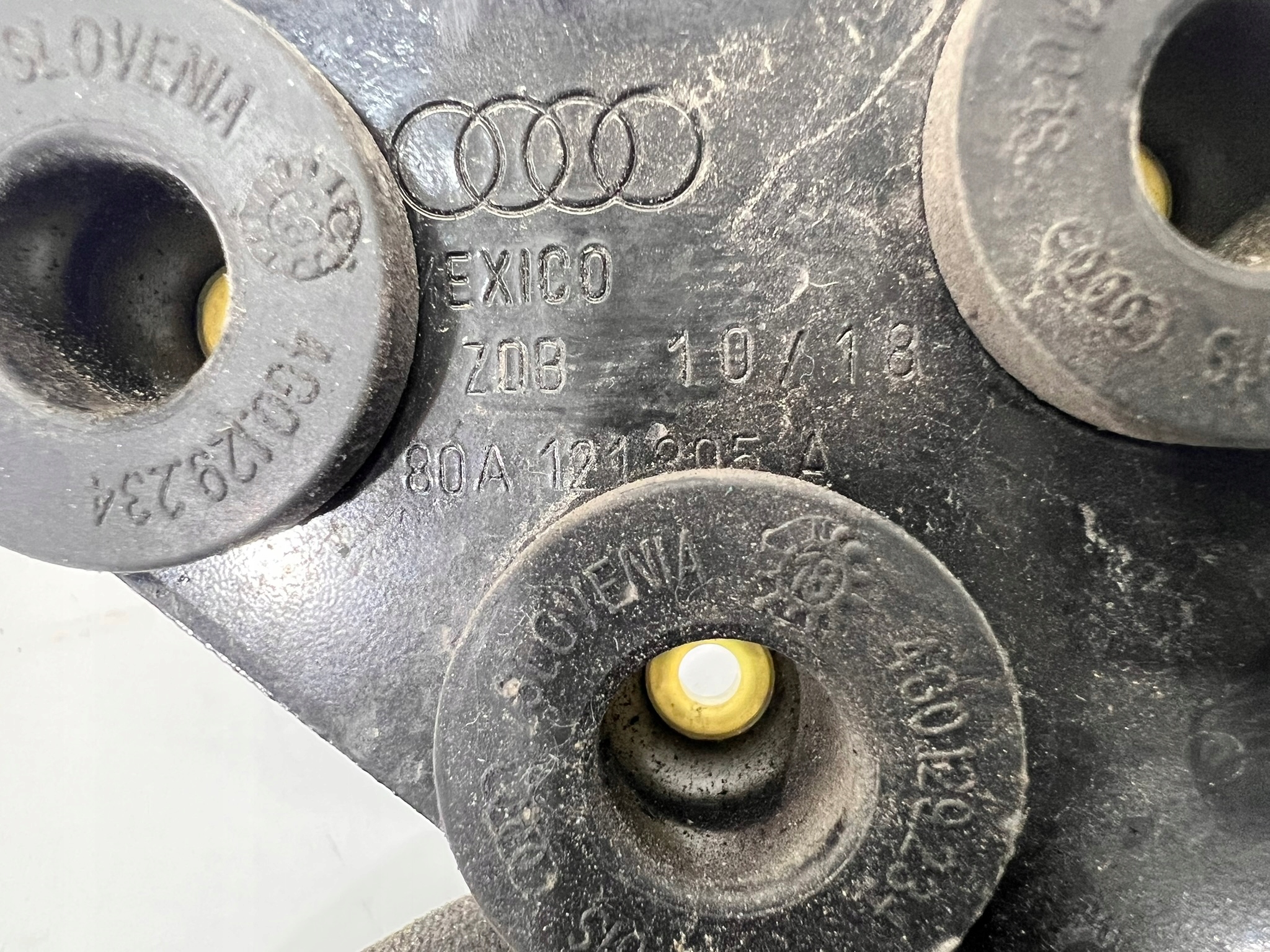 úchyt držák POMP vody AUDI Q5 FY 80A121305A