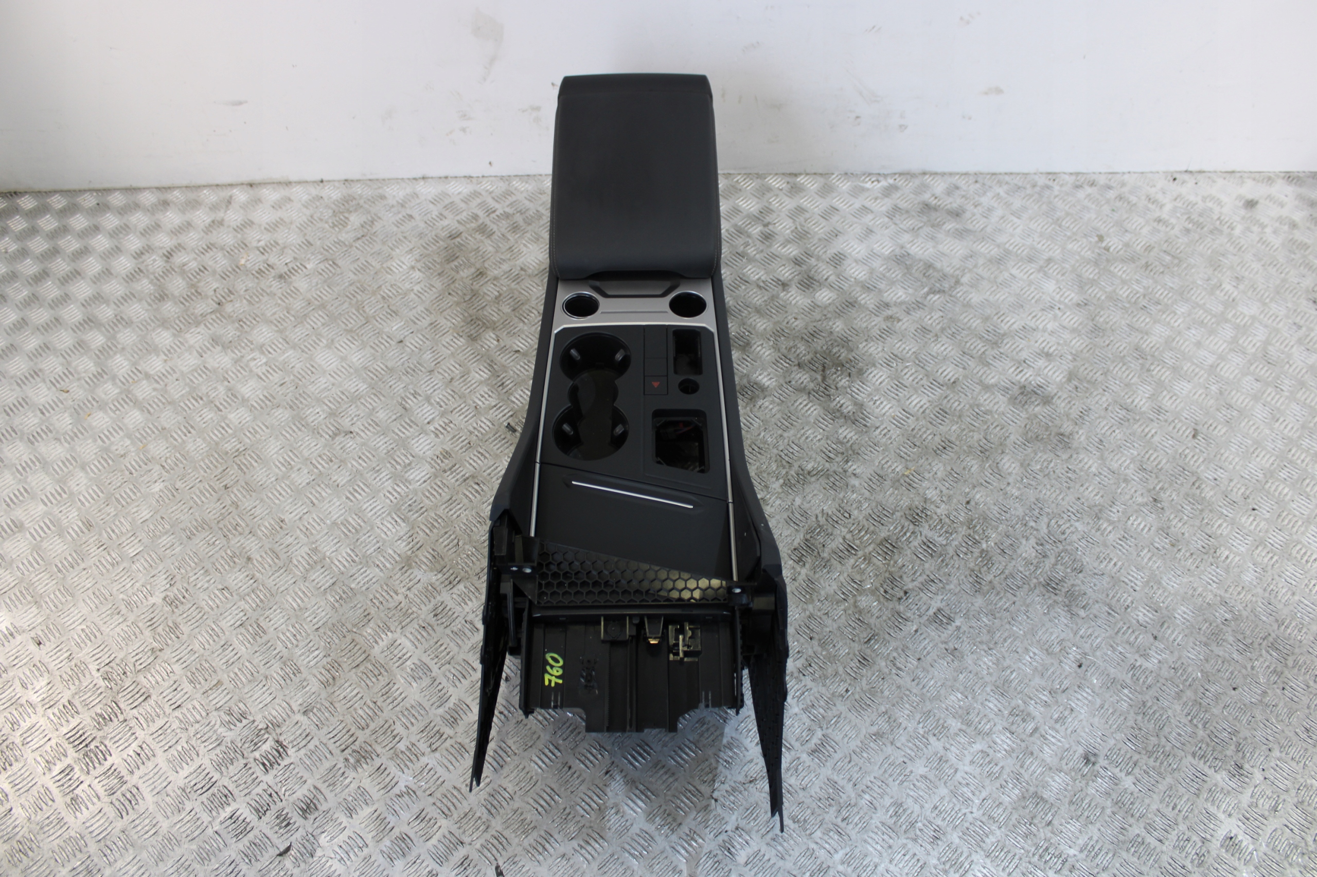 TUNEL central armrest VW TOUAREG III 3 760