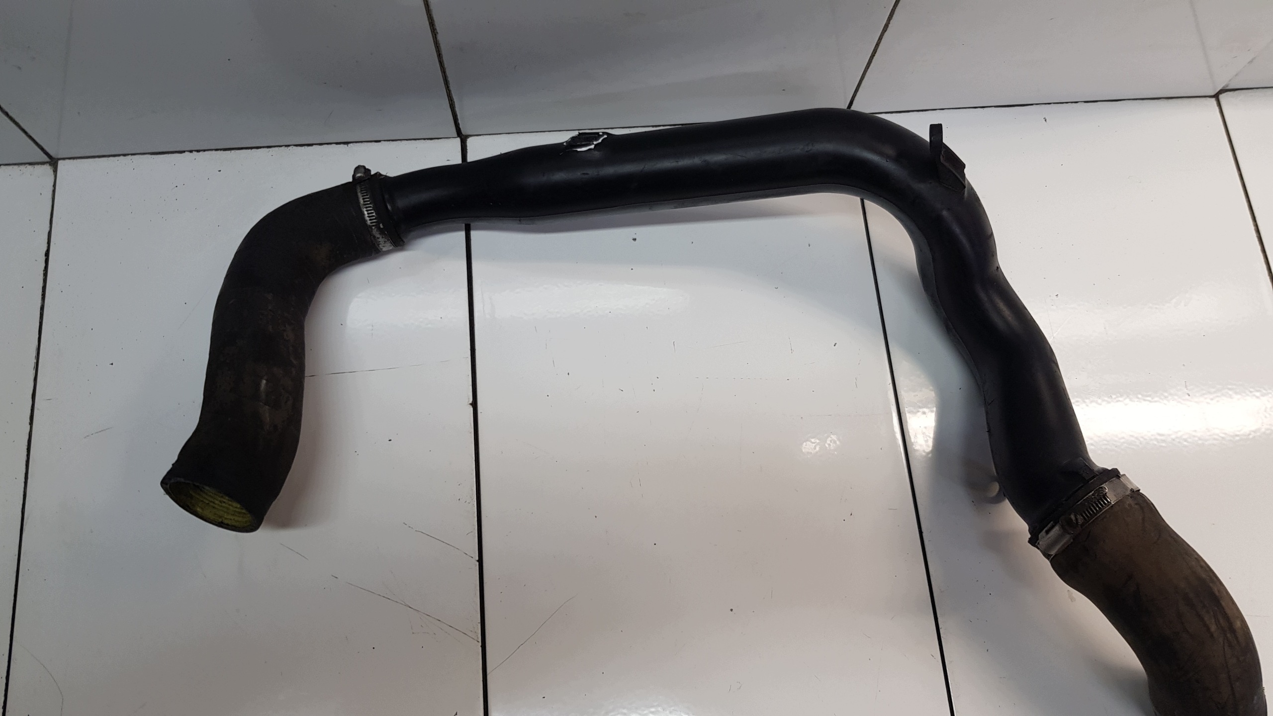 VOLVO 2.4 D5 pipe air 30647918