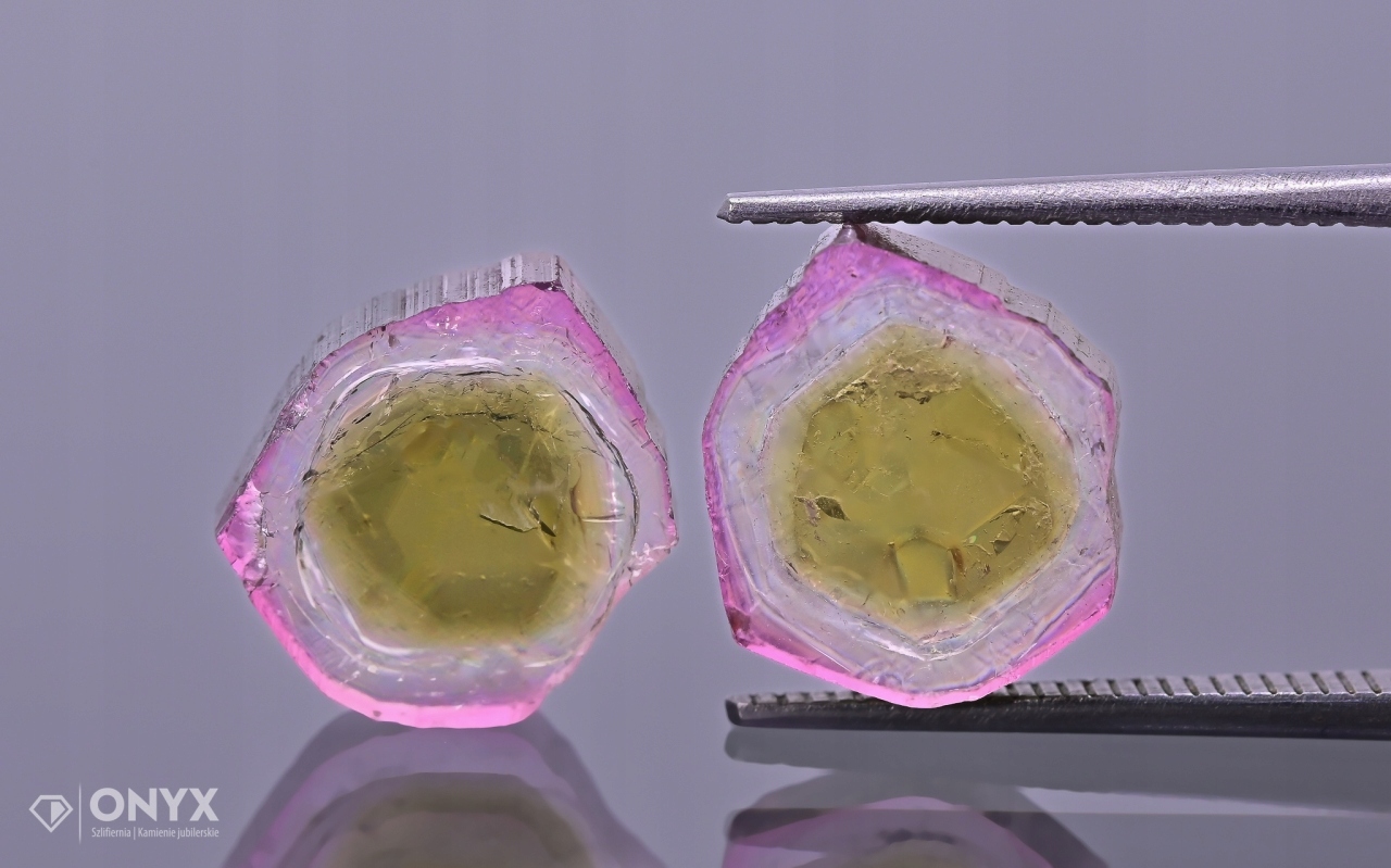 Turmalín Melounový nepravidelný mělký Para 12x11 m