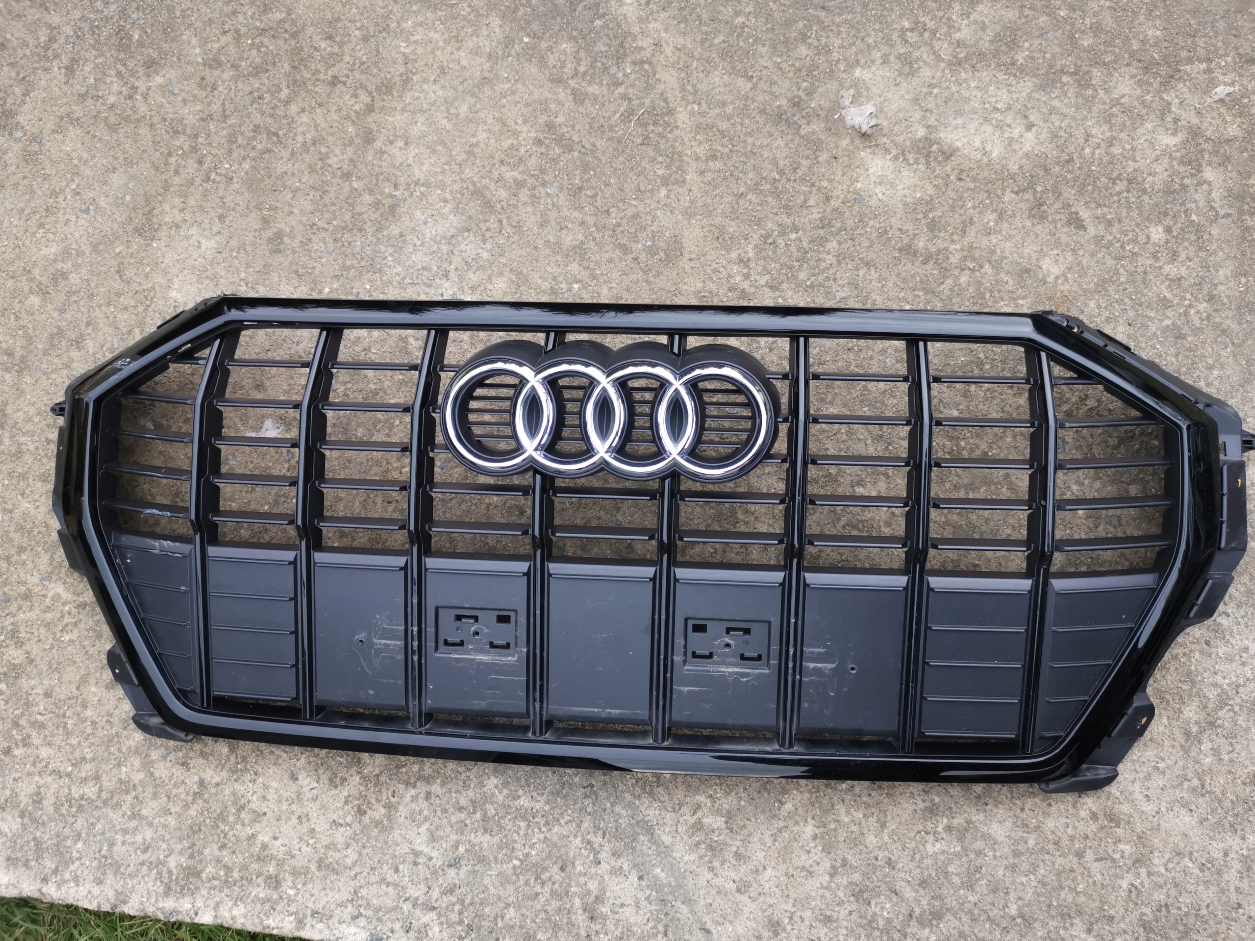 решетка радиатора Q3 II 83A s-line 83A853651E