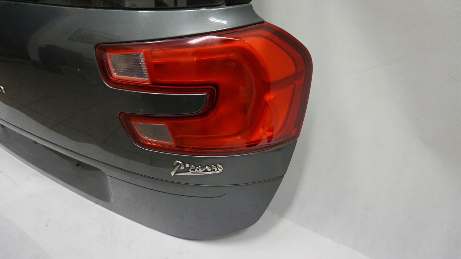 KLAPA TYLNA KAMERA CITROEN C4 GRAND PICASSO II KTP Jakość części (zgodnie z GVO) O - oryginał z logo producenta pojazdu (OE)