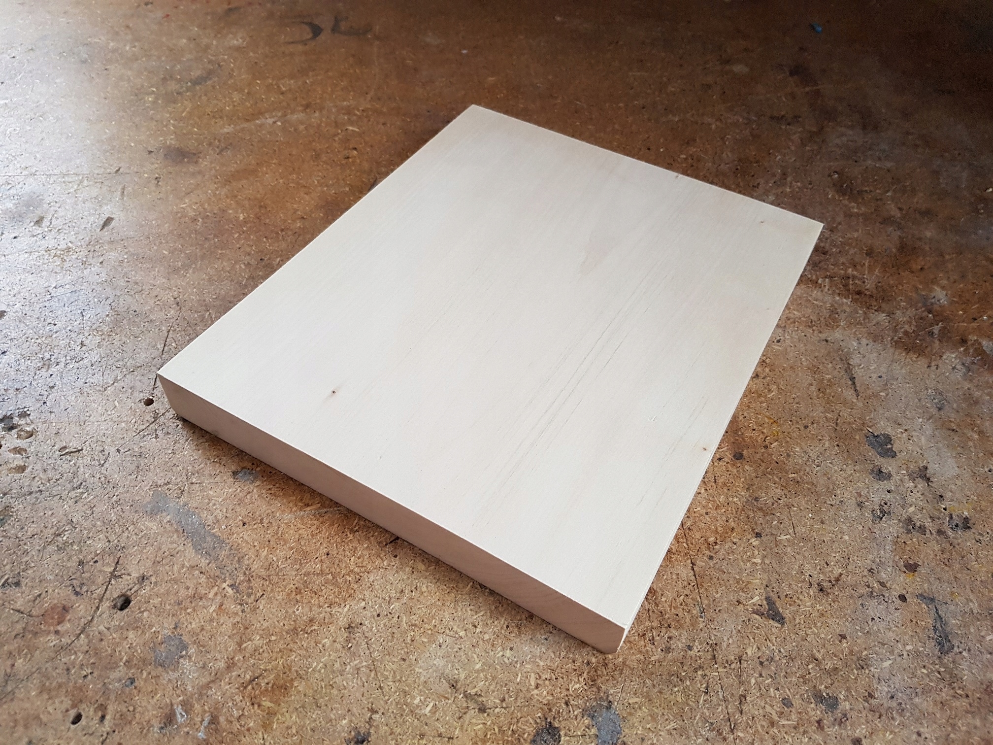 Prkénko lipové 30x25x5cm dřevo socha ikony lípa