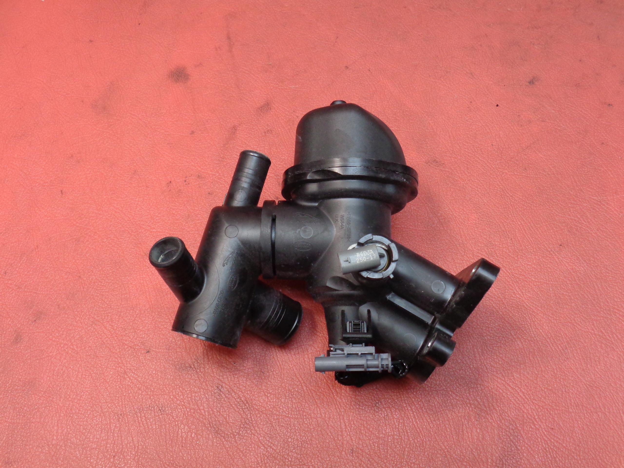 G4D3-6575-AD - Корпус термостата Jaguar XE 2.0 D 204DTD 2017r