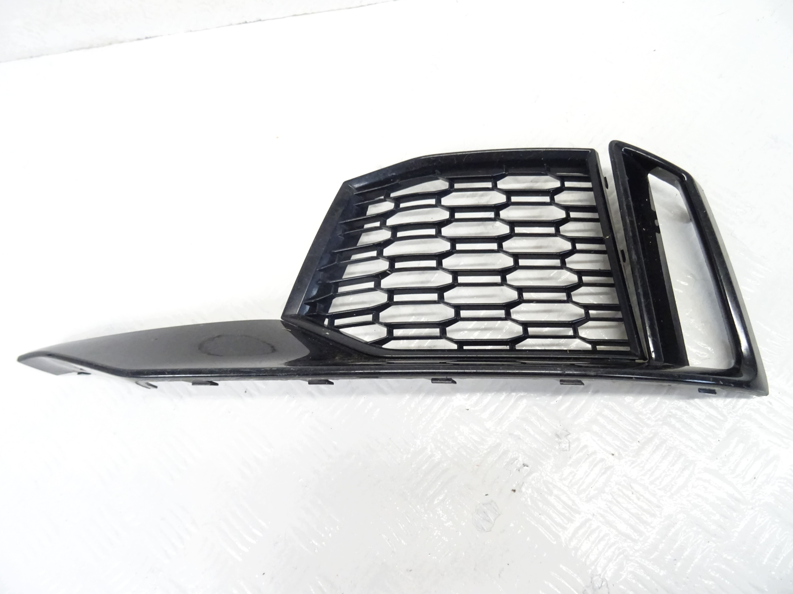 grid of a bumper left front AUDI RS3 8V LIFT 8V5807681AG