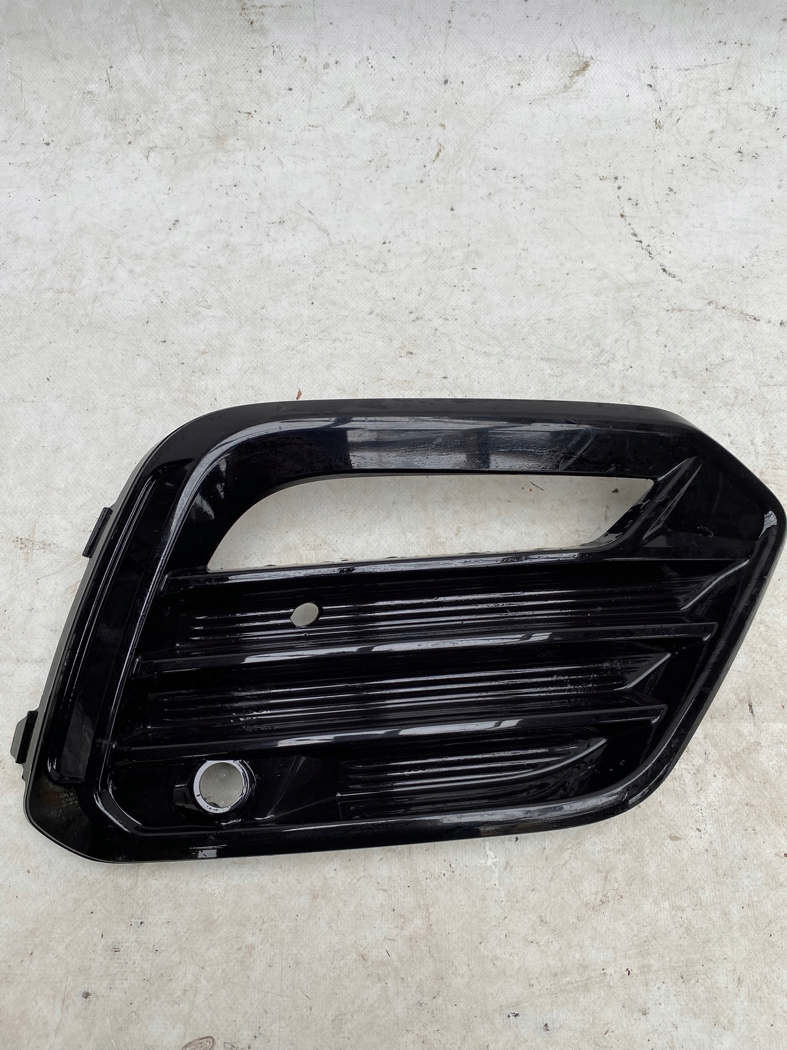 SEAT ATECA CUPRA grid of a bumper right PDC 575853666S