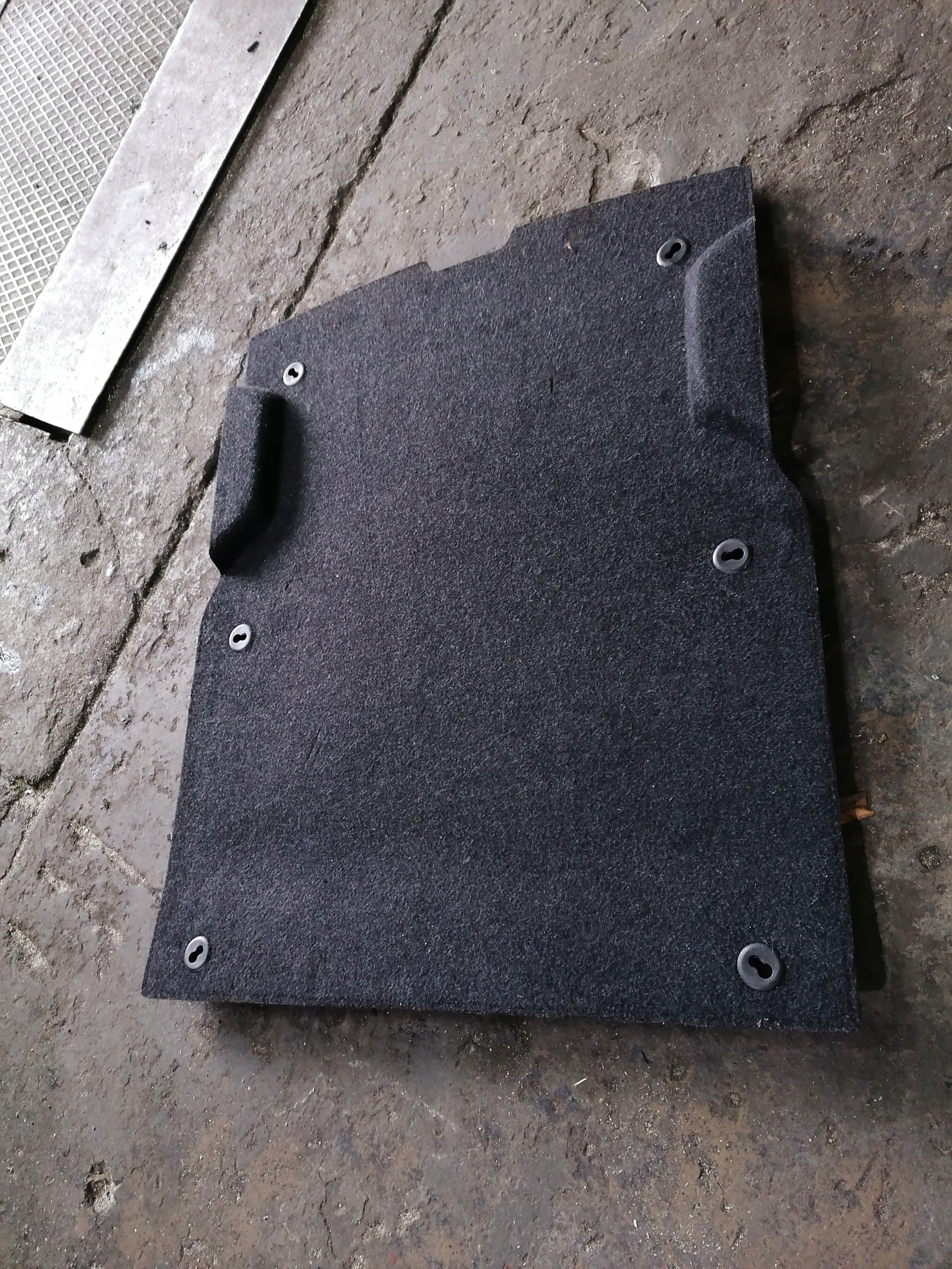 28 ковровое покрытие багажника 7284142 BMW F33