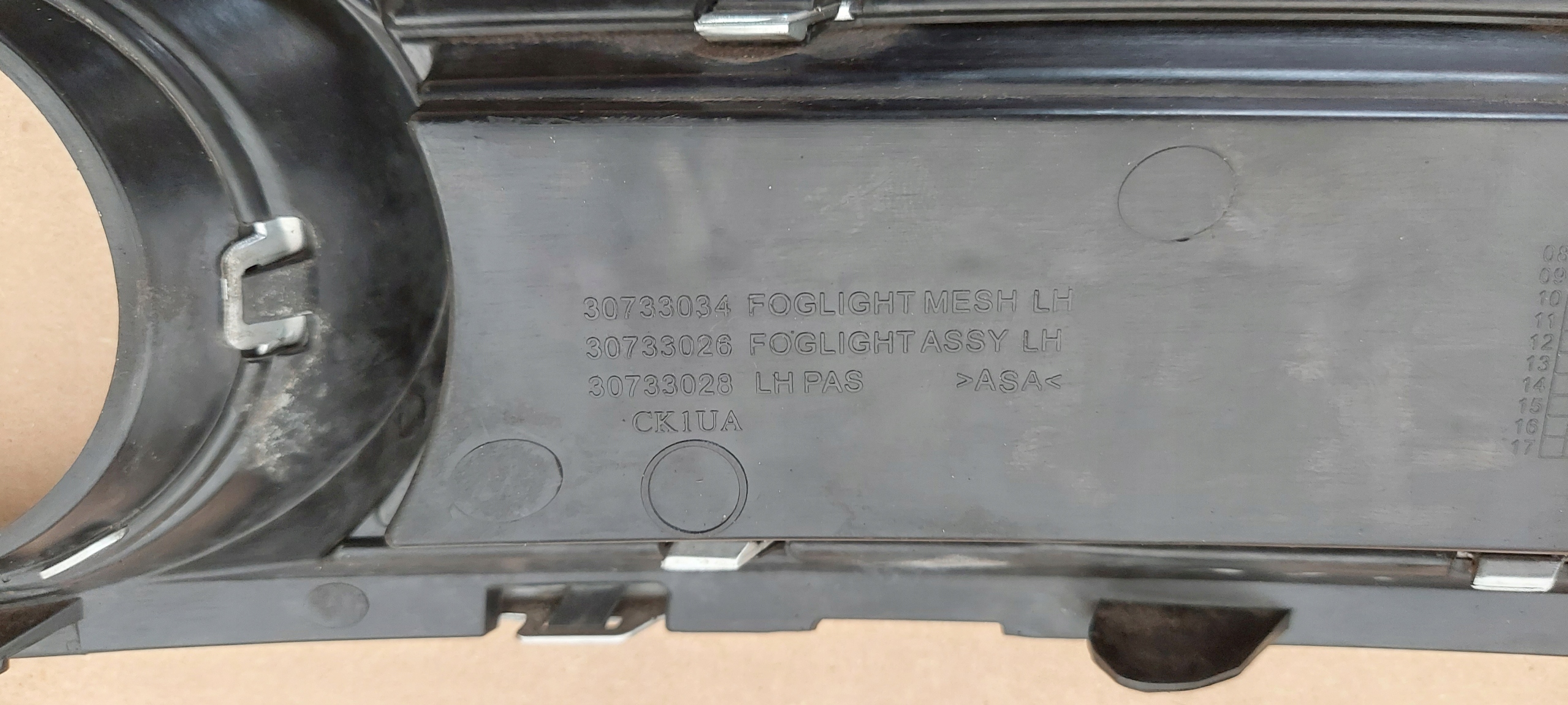 grid of a bumper left front VOLVO V70 R-design 30733034