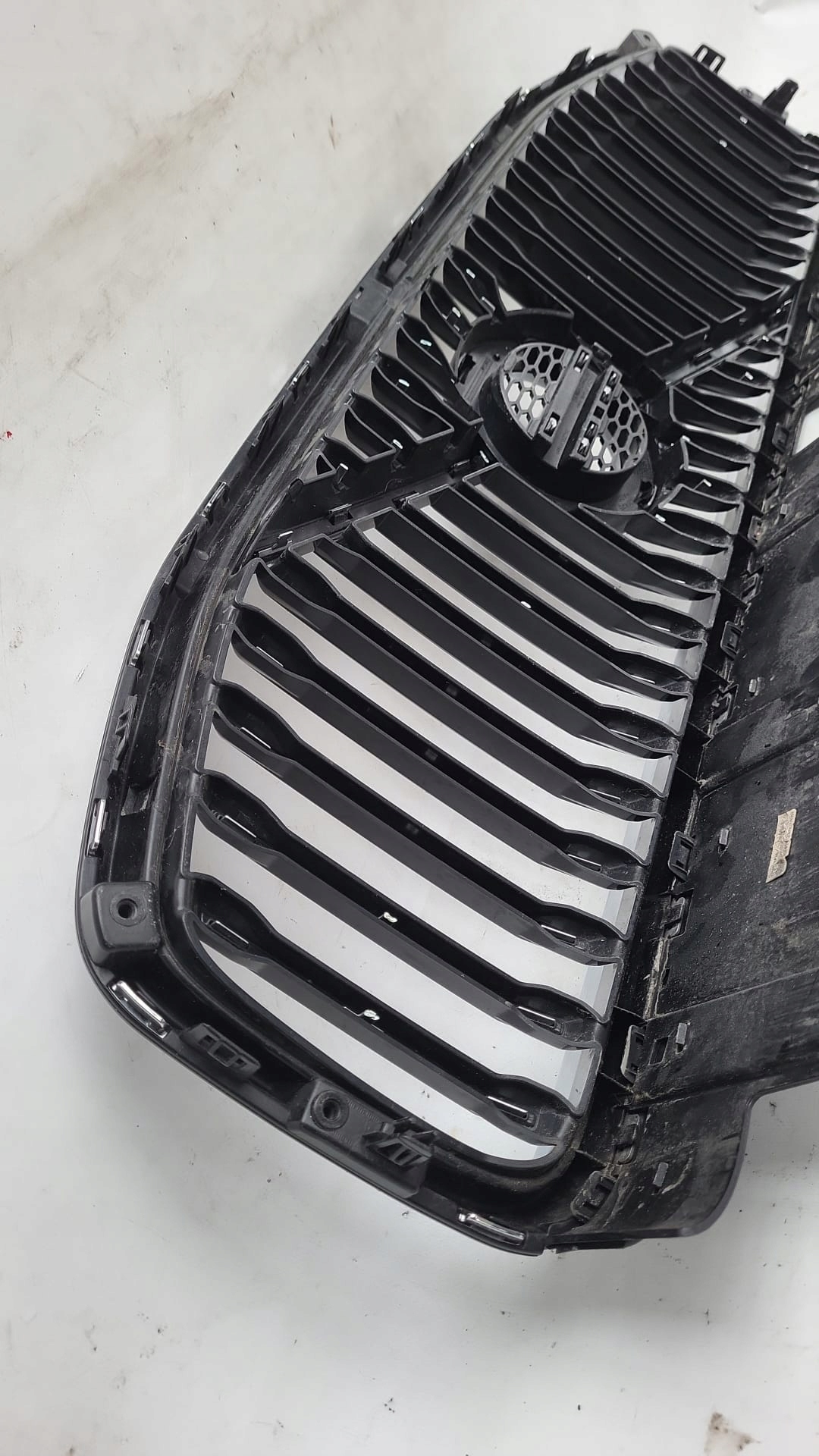 VOLVO XC60 II 17- grill grille radiator 31425539