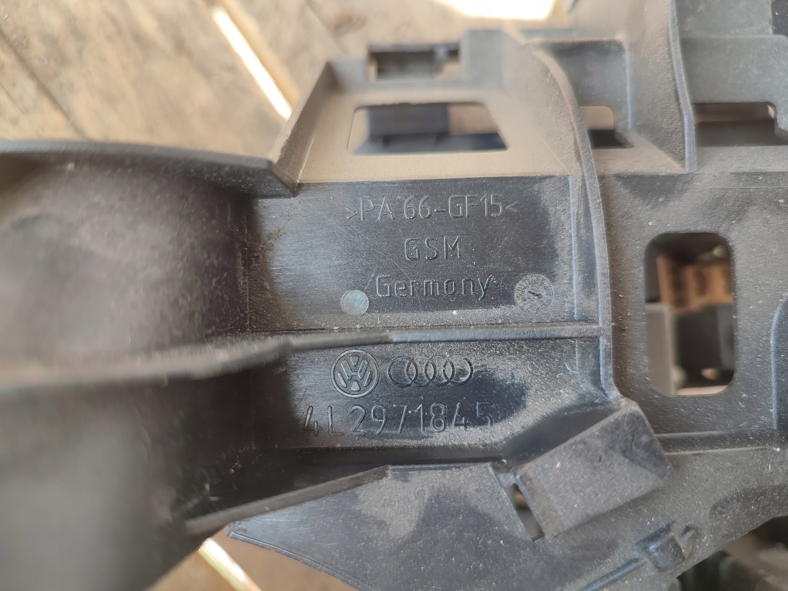 držač kutije osigurača AUDI Q7 4L 4L2971845
