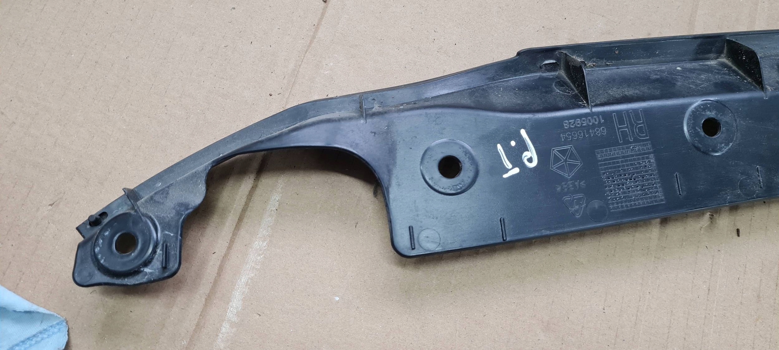 Chrysler Pacifica 2022 cover bonnet boot right sensor 68416654