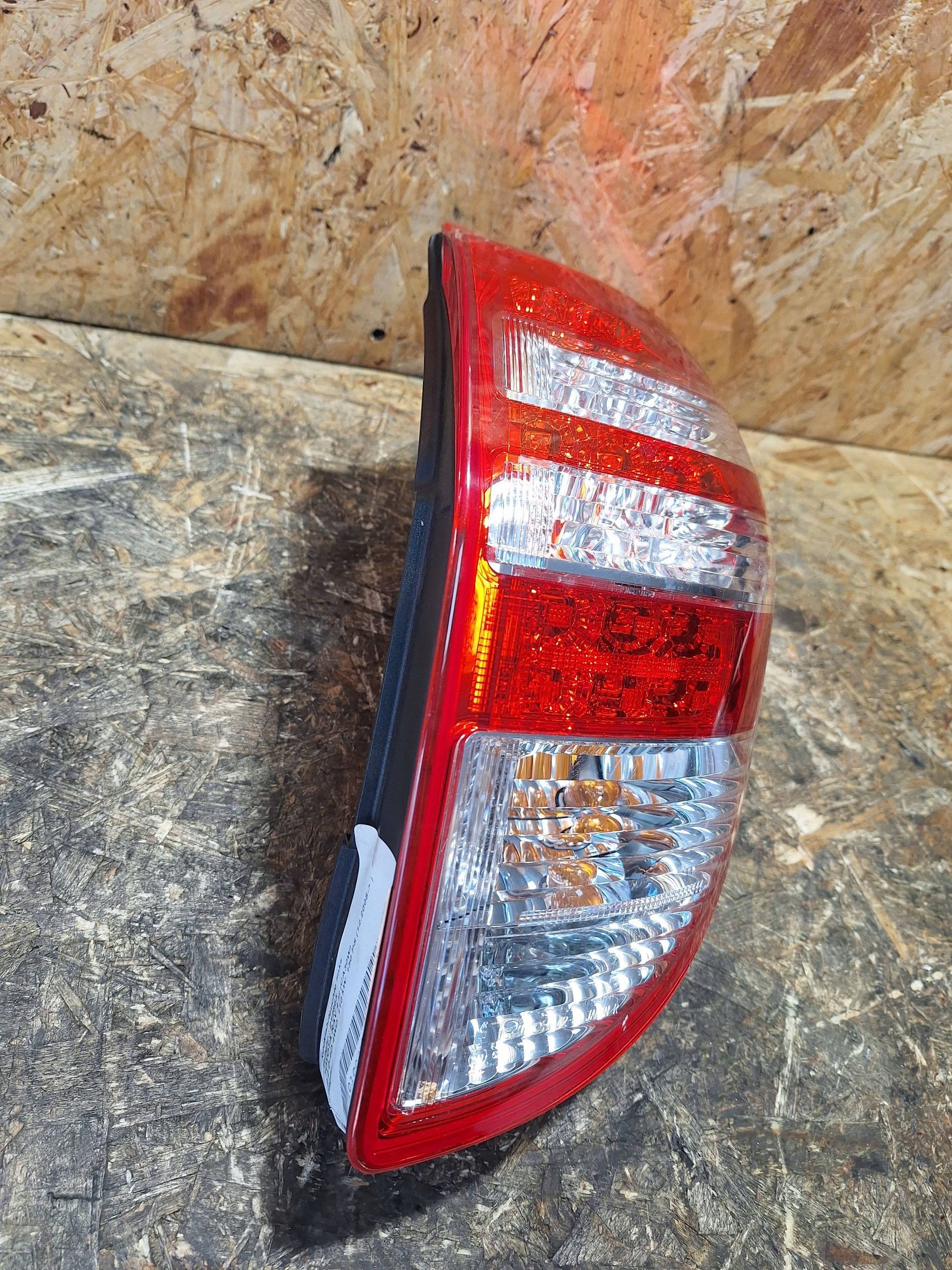 LAMPA TYŁ PRAWA TOYOTA RAV4 III 09-10 EUROPA Strona zabudowy prawa
