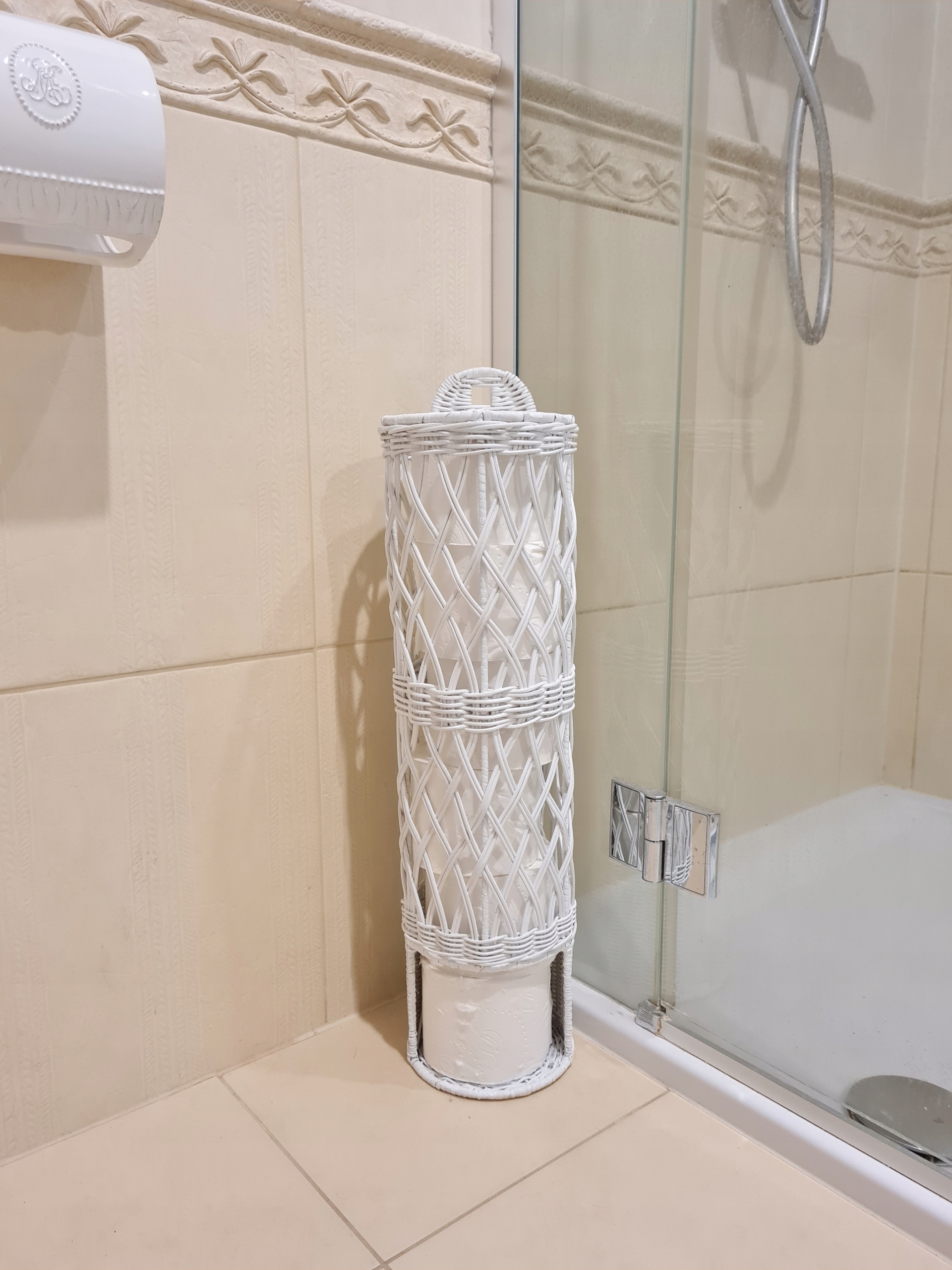 Ratanový stojan White Hampton na toaletný papier