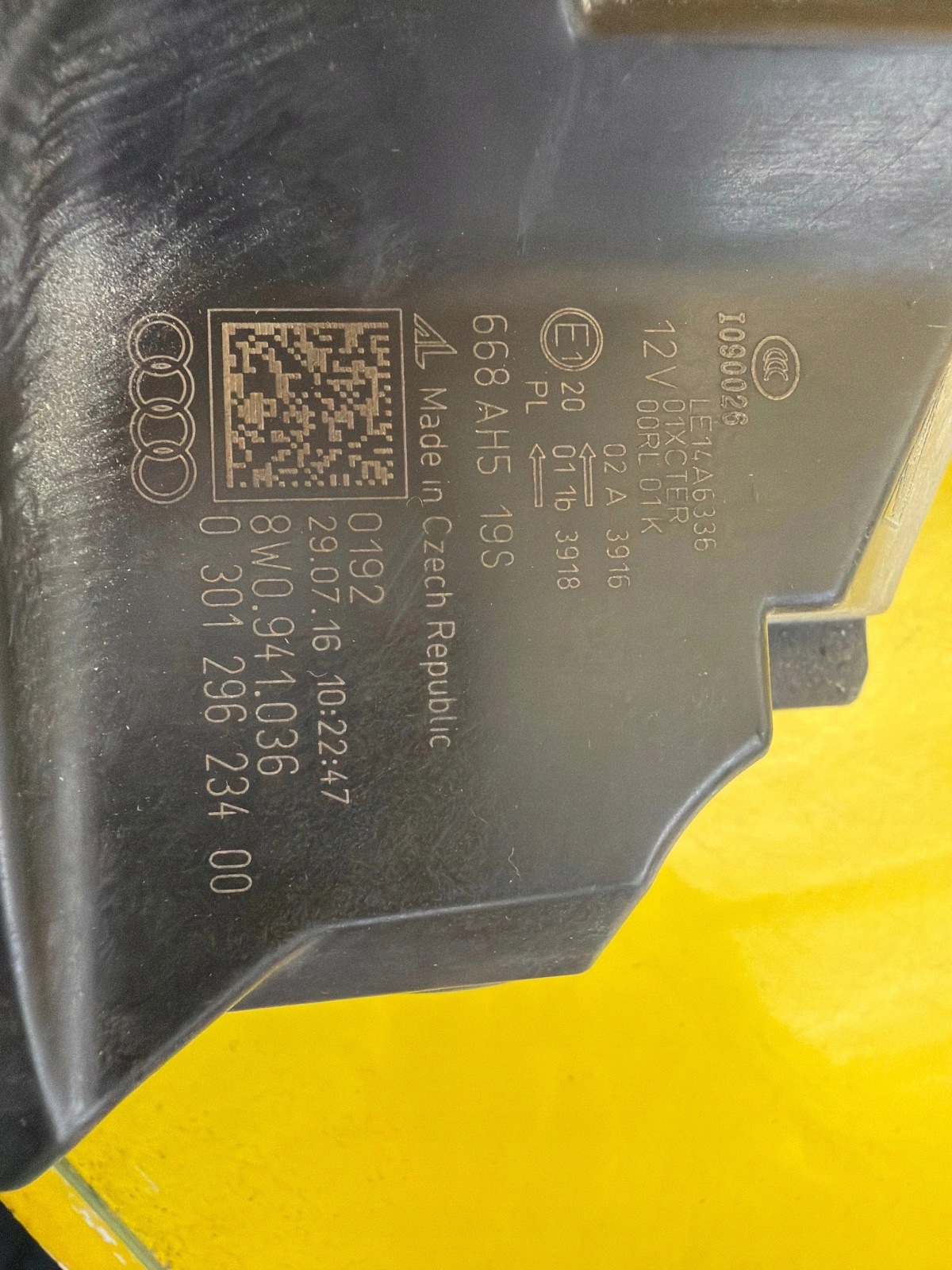 light right front Audi A4 B9 8W 8W0941036 Matrix