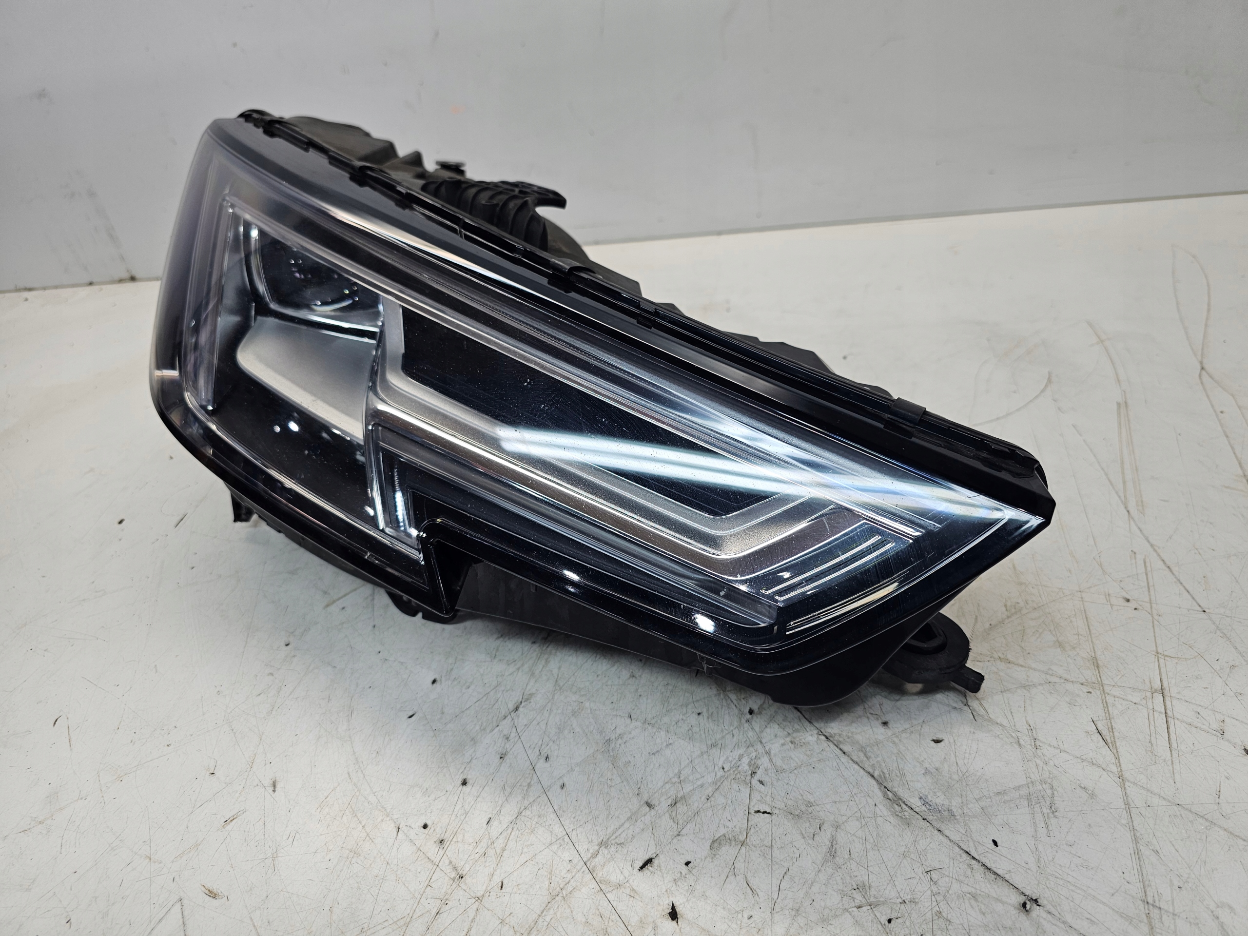 REFLEKTOR right front FULL LED AUDI A4 B9 8W0941034A