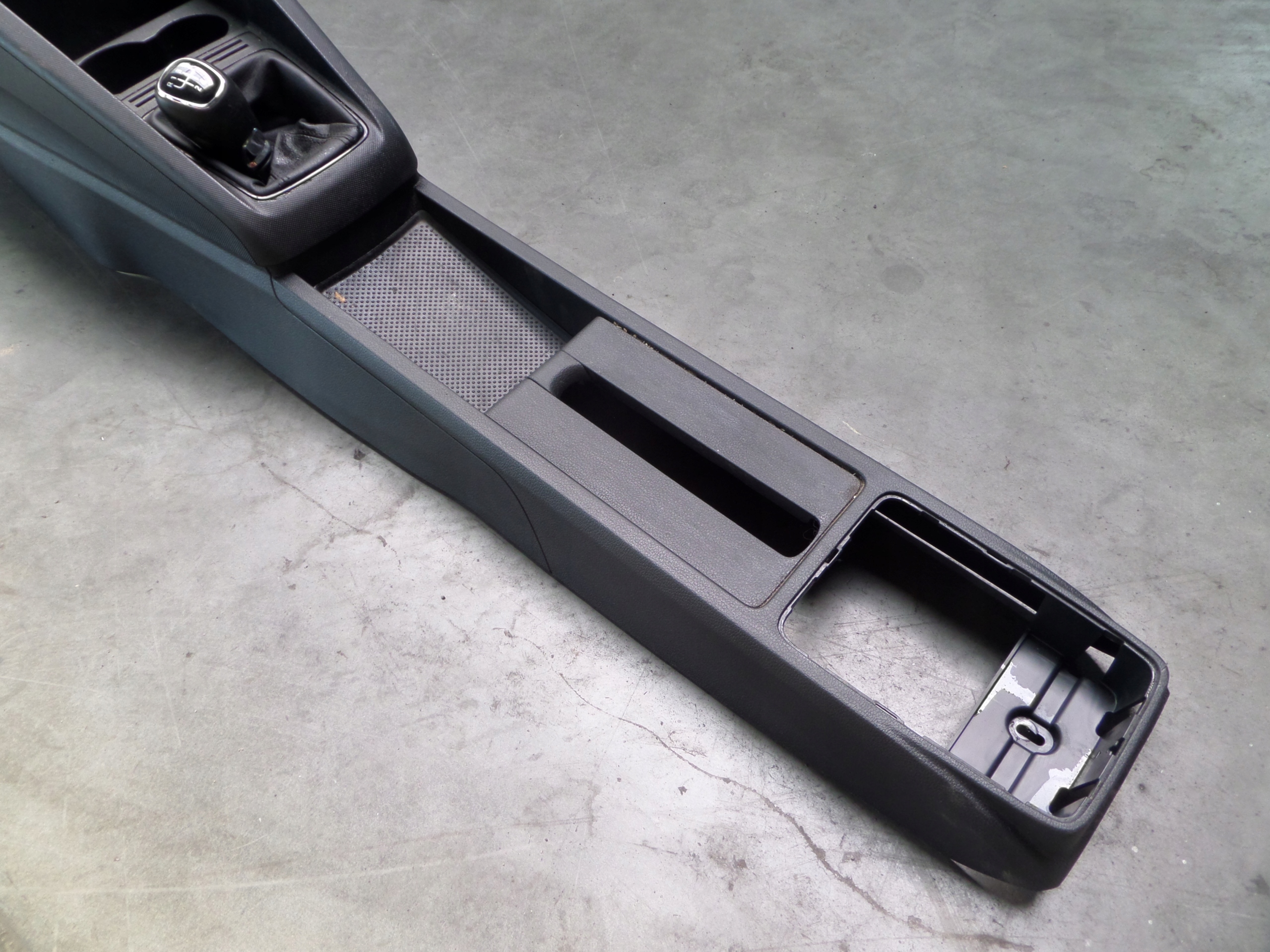 TUNEL mitte FABIA III 6V0863242