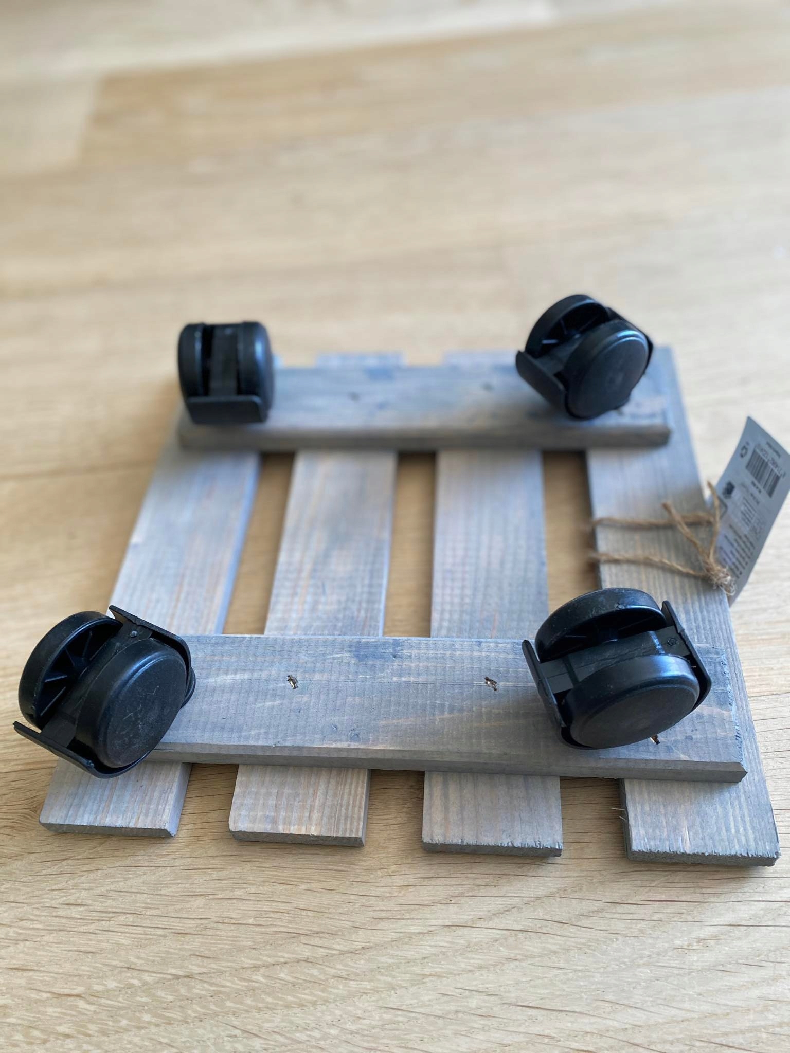 PODSTAWKA POD DONICE NA KÓŁKACH ZEWNĘTRZNA kwadrat Marka Esschert