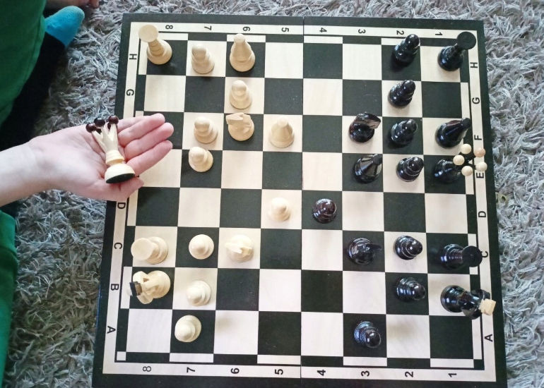 WARCABY DREWNIANE SZACHY KLASYCZNE 35 x 35 cm Wiek gracza 3-4 lata 5-7 lat 8-11 lat 12-14 lat 15-18 lat 18+