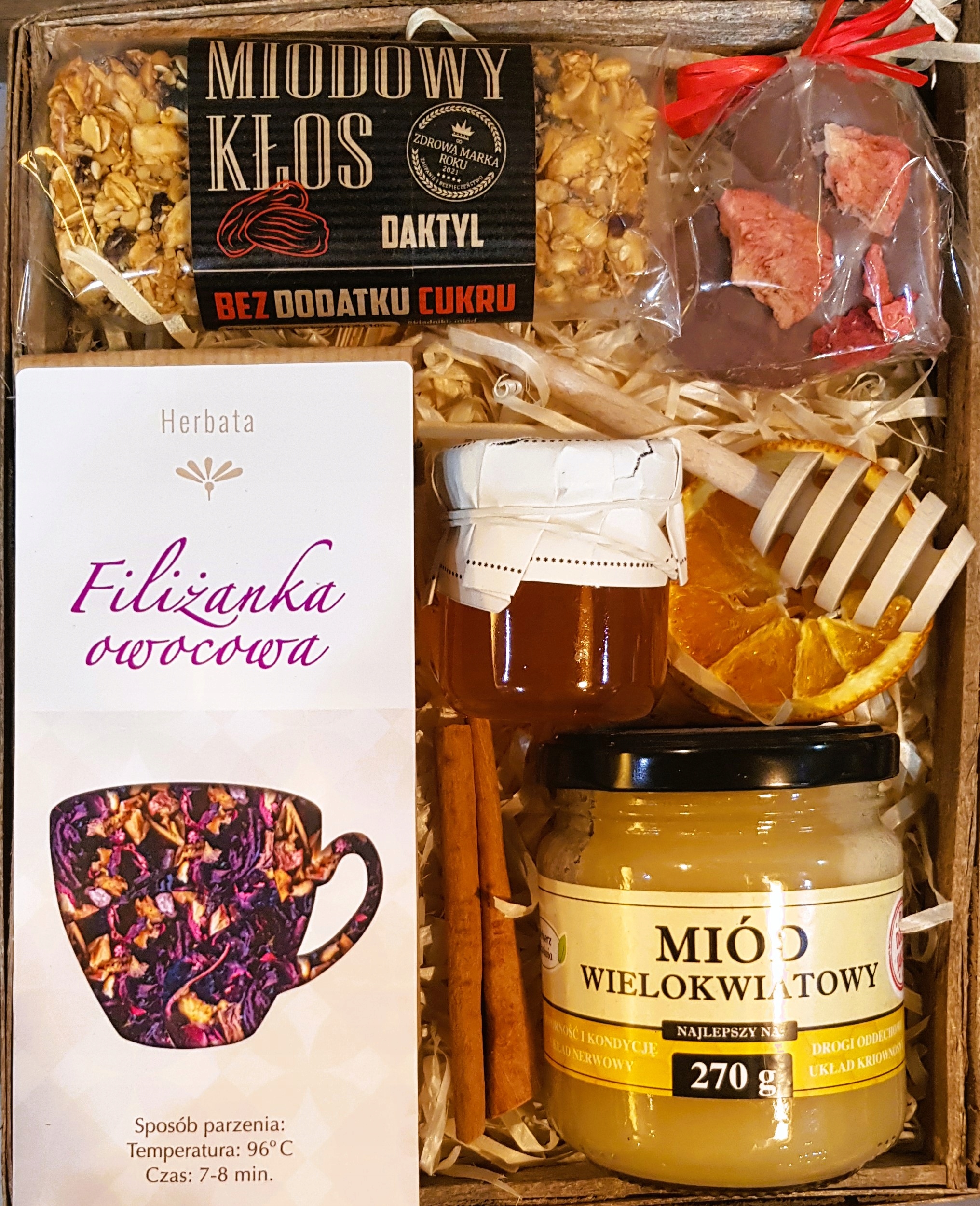 KOSZ PREZENTOWY PREZENT CZEKOLADA SERCE MIÓD KONFI