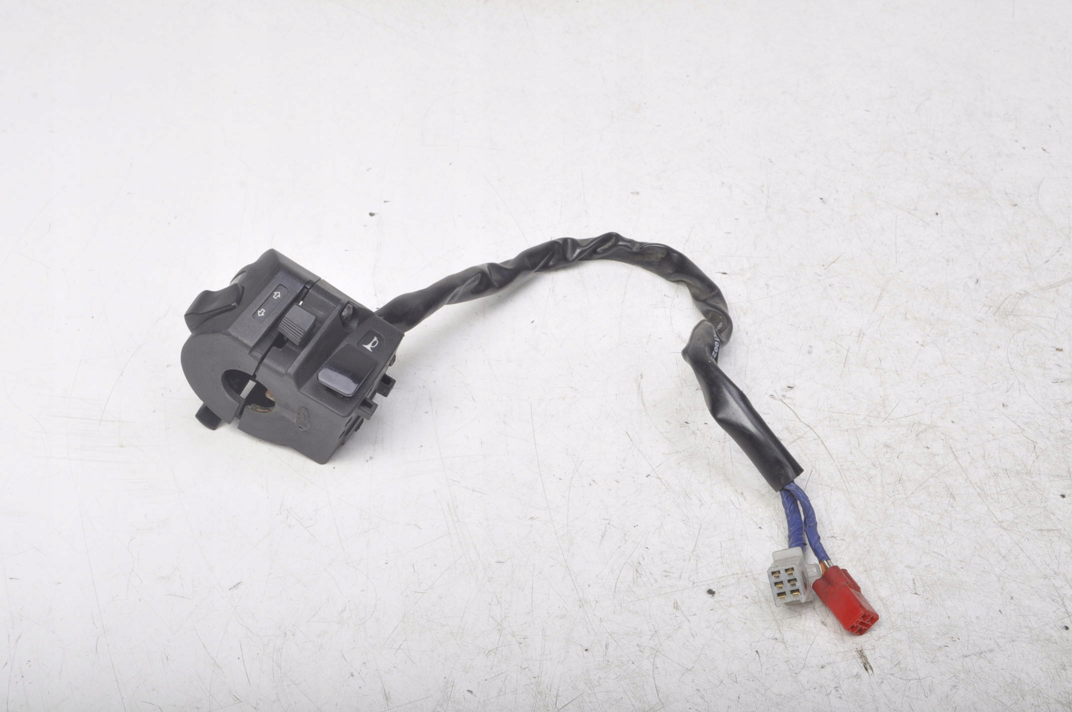 KTM RC 125 ПЕРЕКЛЮЧАТЕЛЬ СИГНАЛА ПОВОРОТА 18R