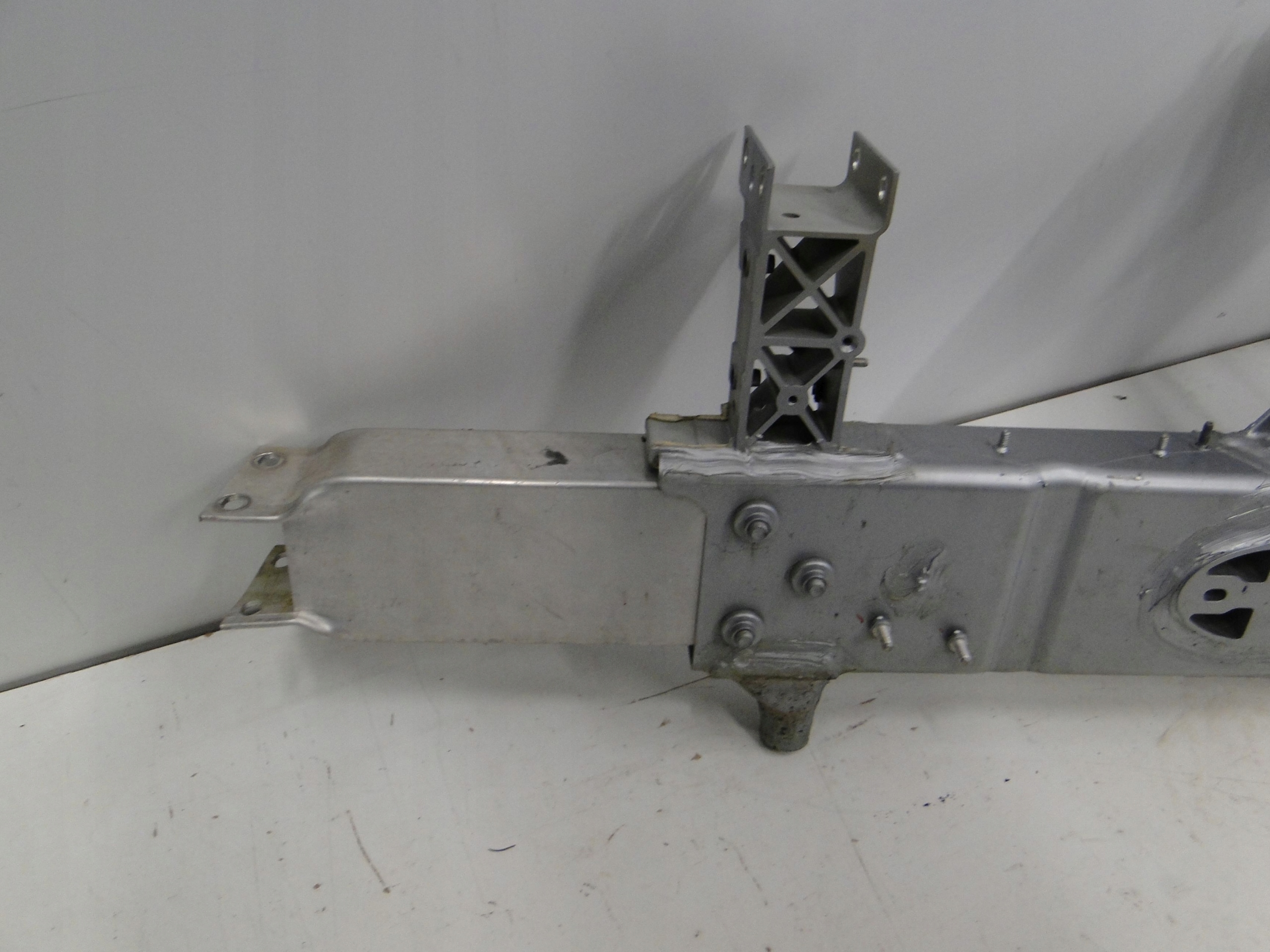 MERCEDES SL R232 232 ĆWIARTKA PODŁUŻNICA PRAWA Producent części Mercedes-Benz OE