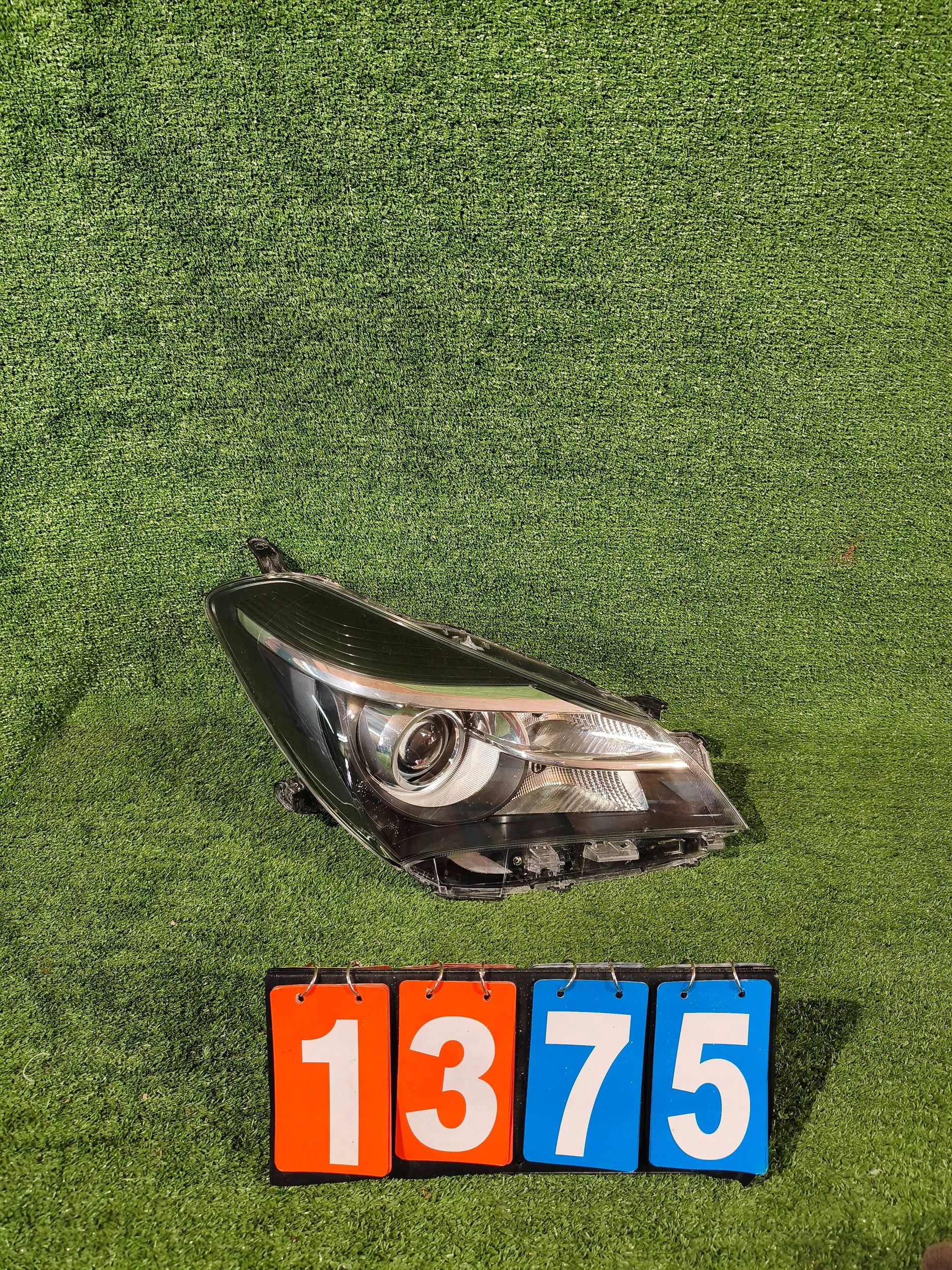 REFLEKTOR right front TOYOTA YARIS III 14- lens NR.R1375