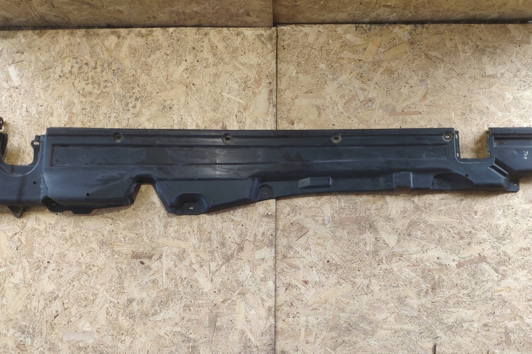 Lewa osłona podwozia VW TOUAREG (7P5) 7P0825201B 3.0L diesel 180kW 2013