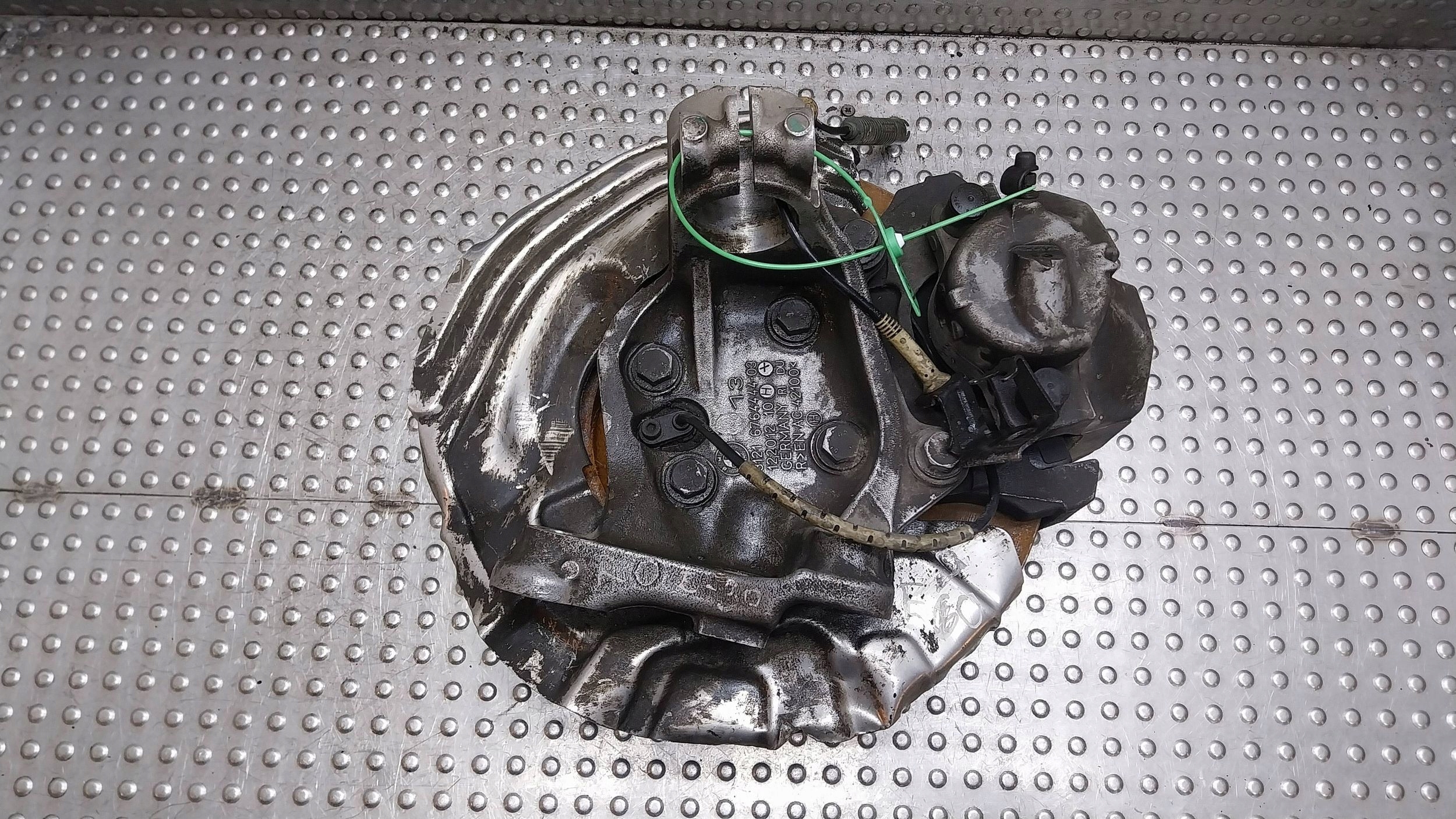 swing of the pivot caliper right front 6764444 BMW E90 E91 E92 E93 E81 E82 E87